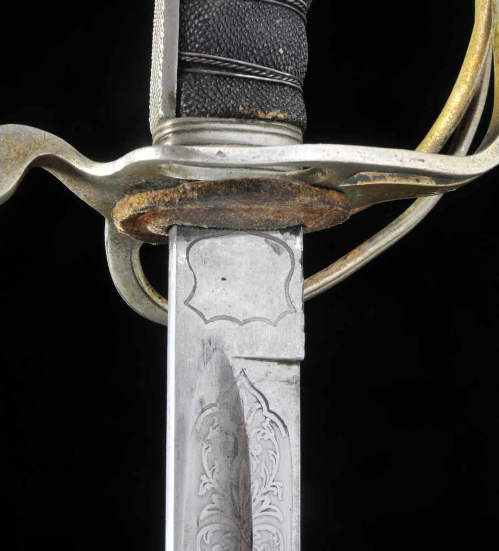 A BRITISH ROYAL ARTILLERY PERSONALIZED OFFICER’S SWORD WITH ETCHED BLADE, GEORGE V PERIOD. Origin: - Bild 3 aus 20
