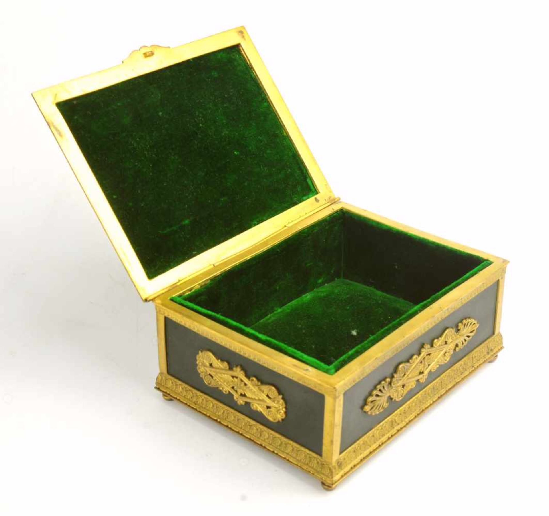 AN EMPIRE STYLE GILT AND PATINATED BRONZE JEWELRY BOX, LATE 19TH CENTURY.Origin: France. - Bild 5 aus 12