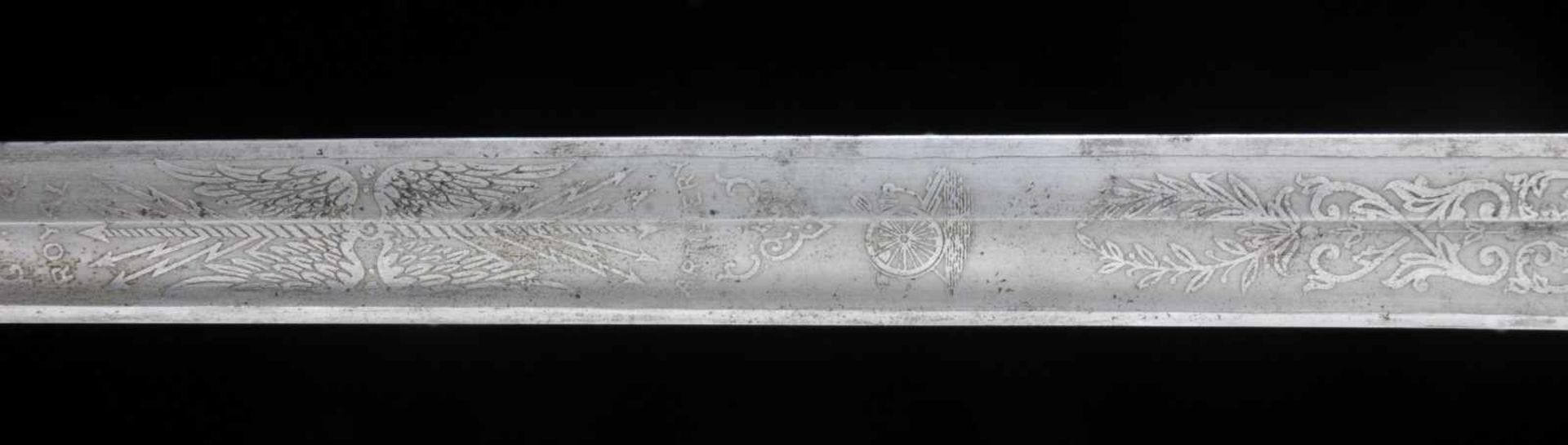 A BRITISH ROYAL ARTILLERY PERSONALIZED OFFICER’S SWORD WITH ETCHED BLADE, GEORGE V PERIOD. Origin: - Bild 13 aus 20