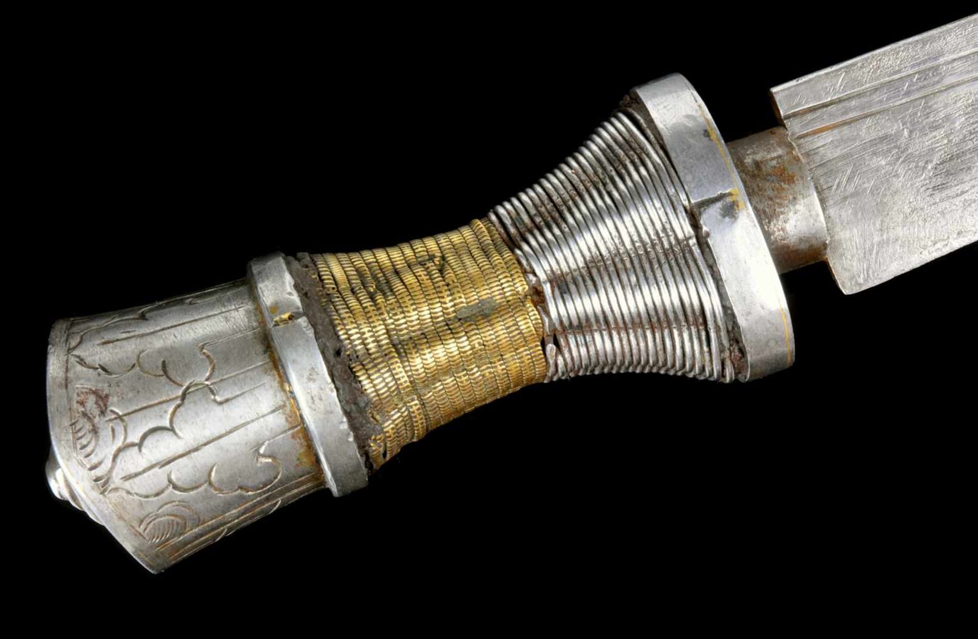 A TIBETAN DAGGER, 19TH CENTURY Origin: Tibet, 19th century. Blade: short single edged blade with two - Bild 7 aus 10