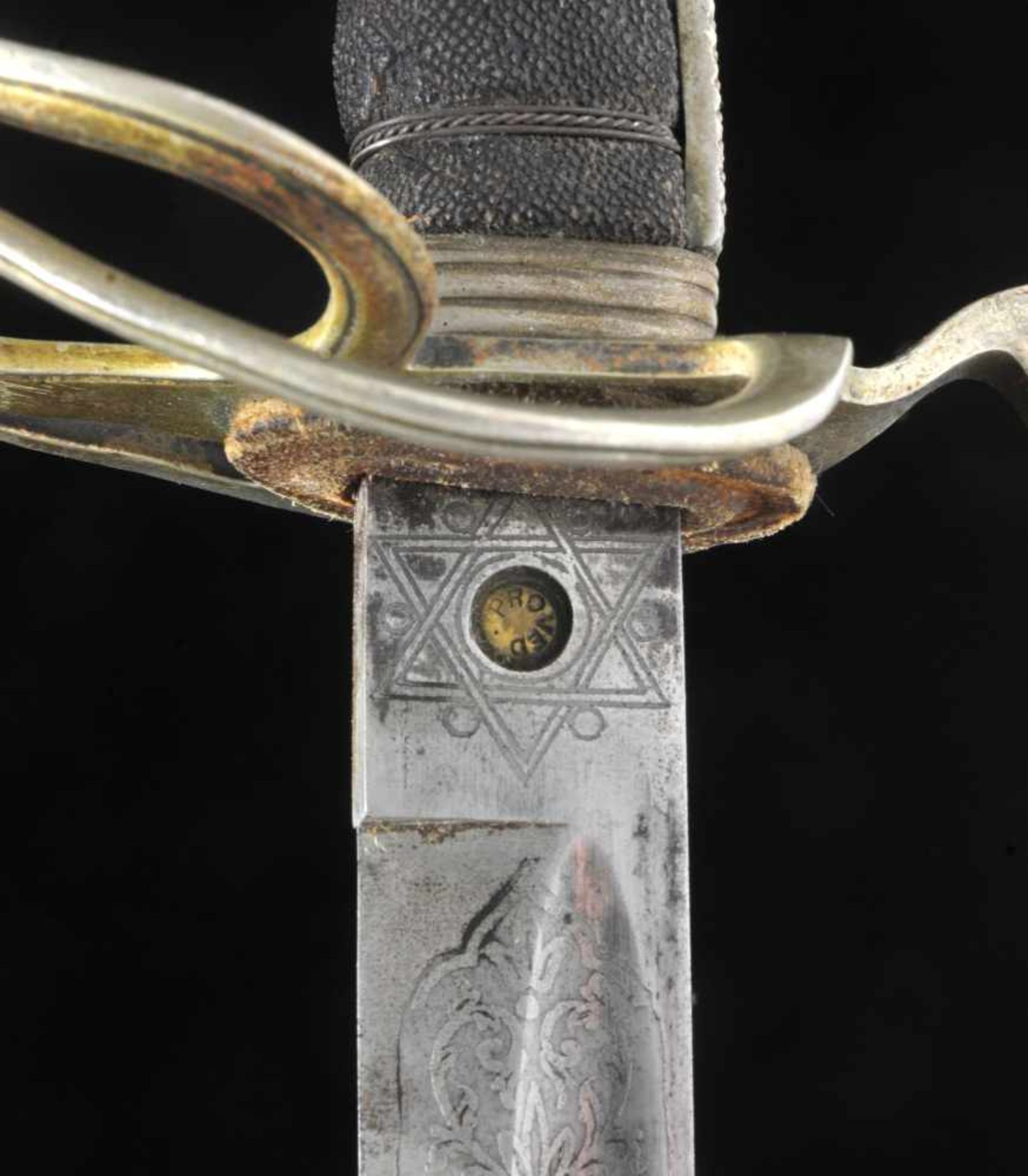 A BRITISH ROYAL ARTILLERY PERSONALIZED OFFICER’S SWORD WITH ETCHED BLADE, GEORGE V PERIOD. Origin: - Bild 2 aus 20
