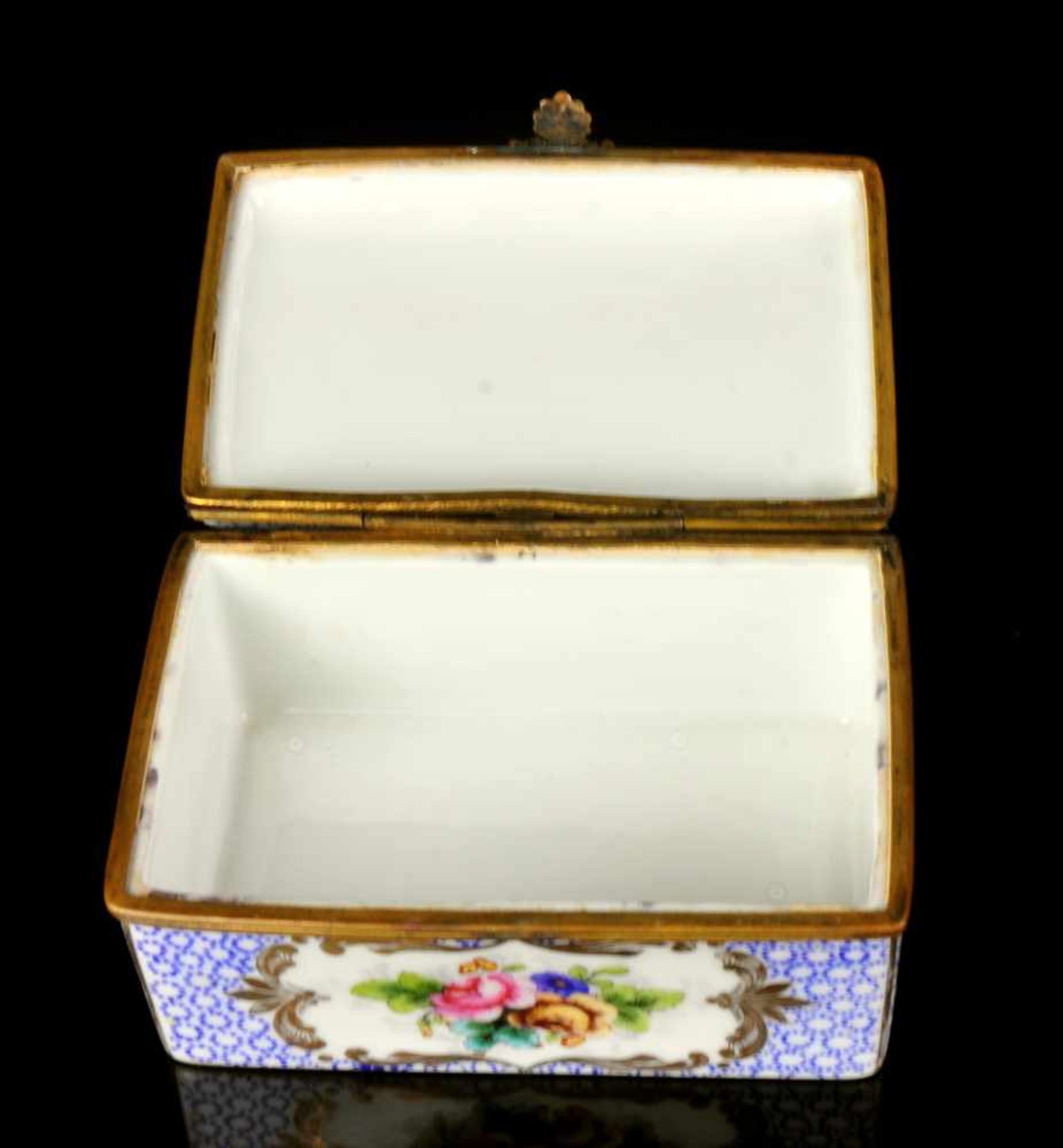 GERMANY, MID-18TH CENTURY PORCELAIN SNUFF BOX WITH GILT BRONZE MOUNTS, HAND PAINTED DECORATION. - Bild 6 aus 8