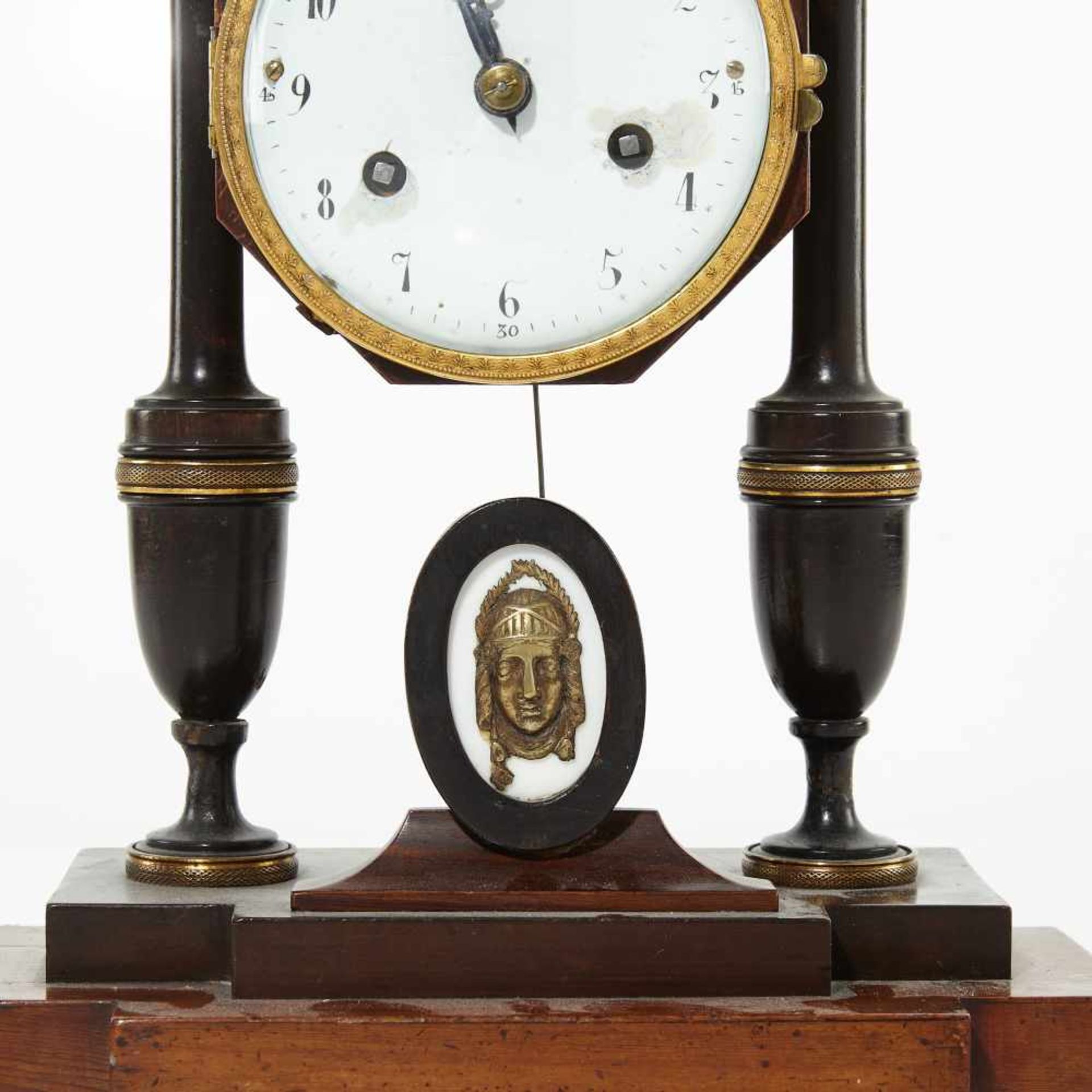 AN AUSTRIAN EMPIRE / BIEDERMEIER MANTEL CLOCK, MAHOGANY VENEERED WITH GILT BRONZE MOUNTS. AUSTRIA, - Bild 5 aus 6