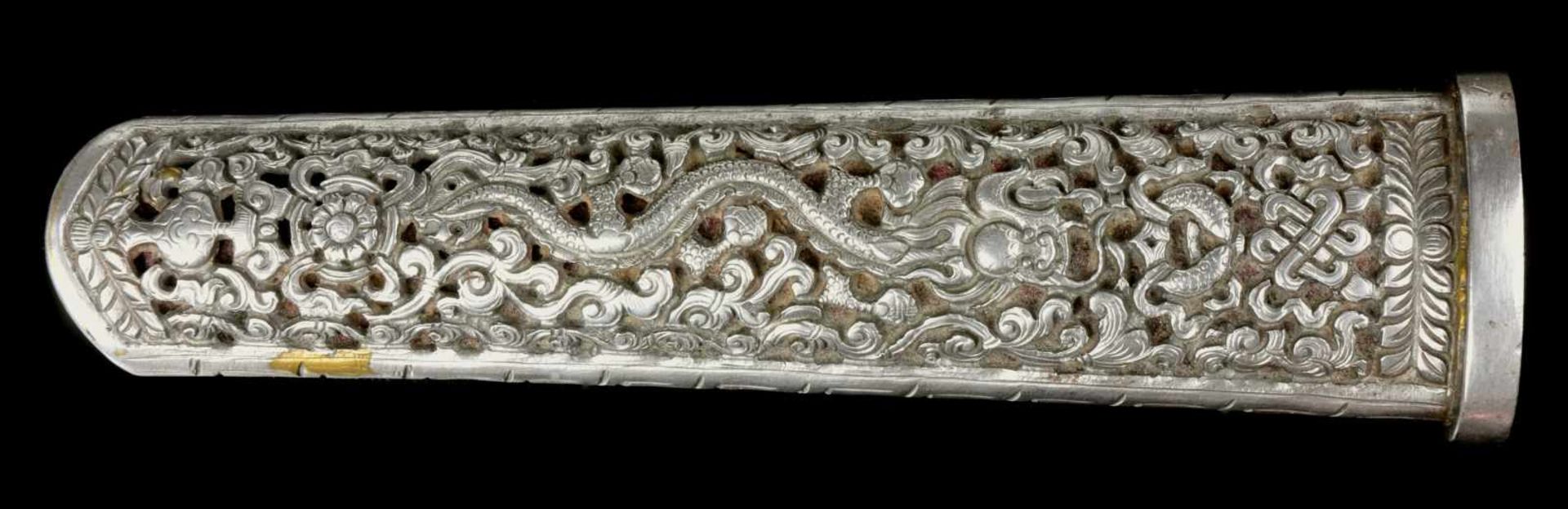 A TIBETAN DAGGER, 19TH CENTURY Origin: Tibet, 19th century. Blade: short single edged blade with two - Bild 5 aus 10