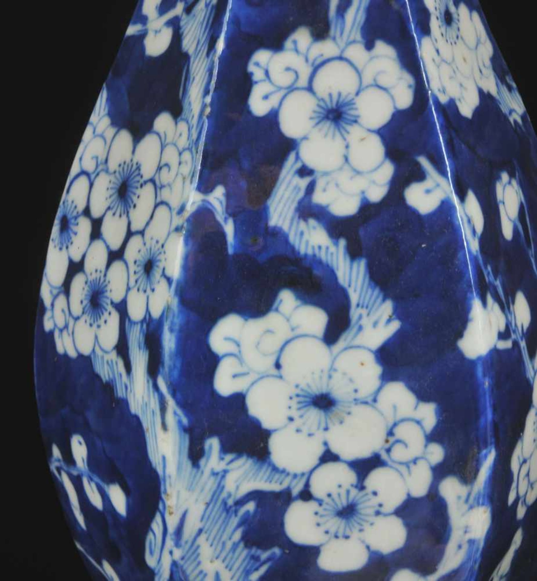 A CHINESE BLUE AND WHITE PORCELAIN HEXAGONAL VASE WITH QIANLONG APOCRYPHAL REIGN MARK, LATE QING, - Bild 2 aus 14