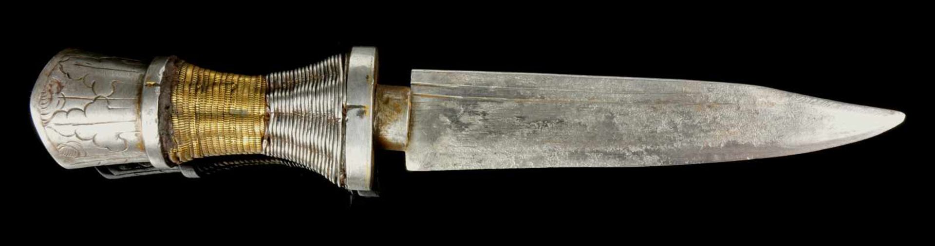 A TIBETAN DAGGER, 19TH CENTURY Origin: Tibet, 19th century. Blade: short single edged blade with two - Bild 6 aus 10