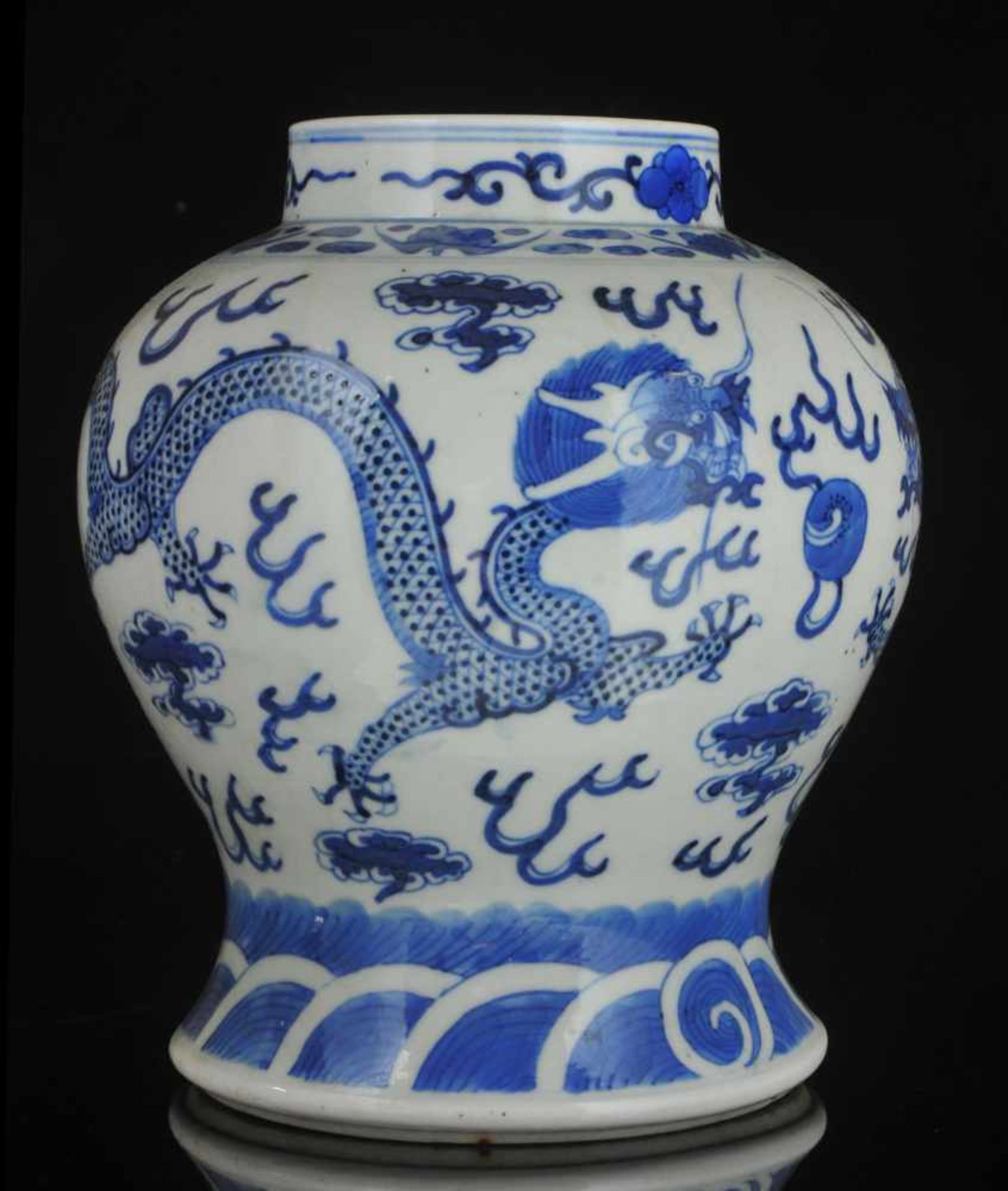 A CHINESE BLUE AND WHITE “DRAGON” JAR AND COVER, QING DYNASTY, GUANGXU PERIOD, LATE 19TH CENTURY, - Bild 6 aus 10