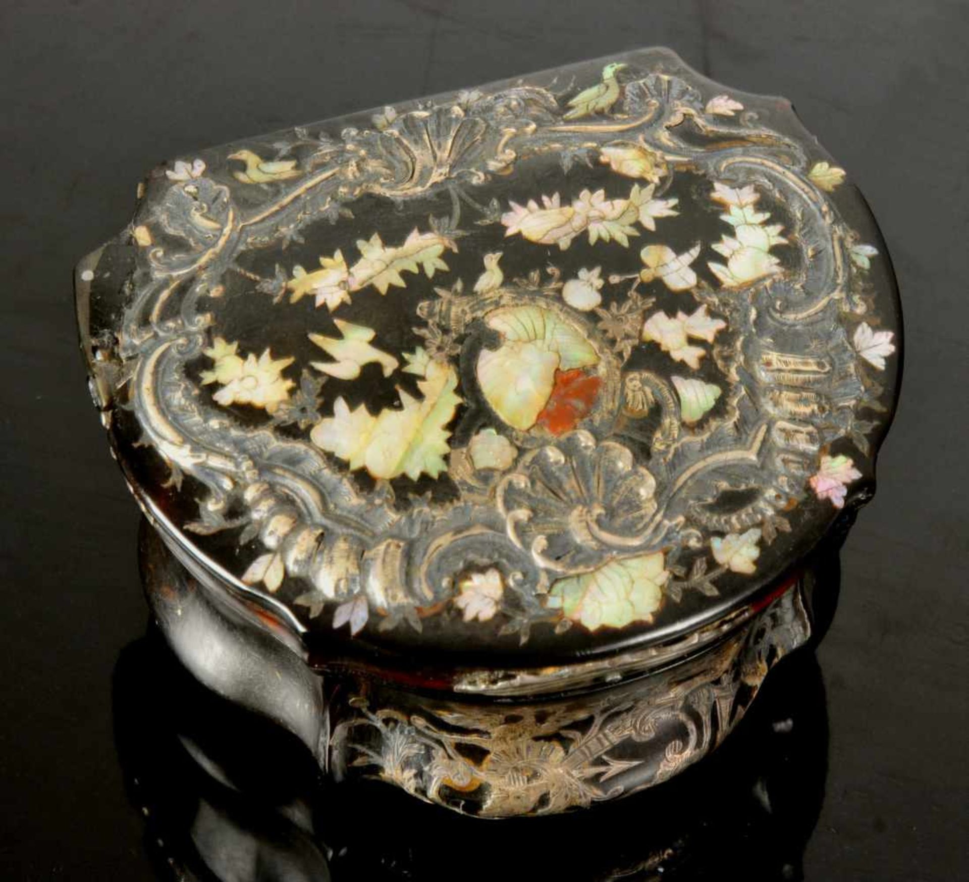 AN EARLY 18TH CENTURY TORTOISESHELL SNUFF BOX INLAID WITH MOTHER-OF-PEARL, WESTERN EUROPE.Origin: - Bild 4 aus 11