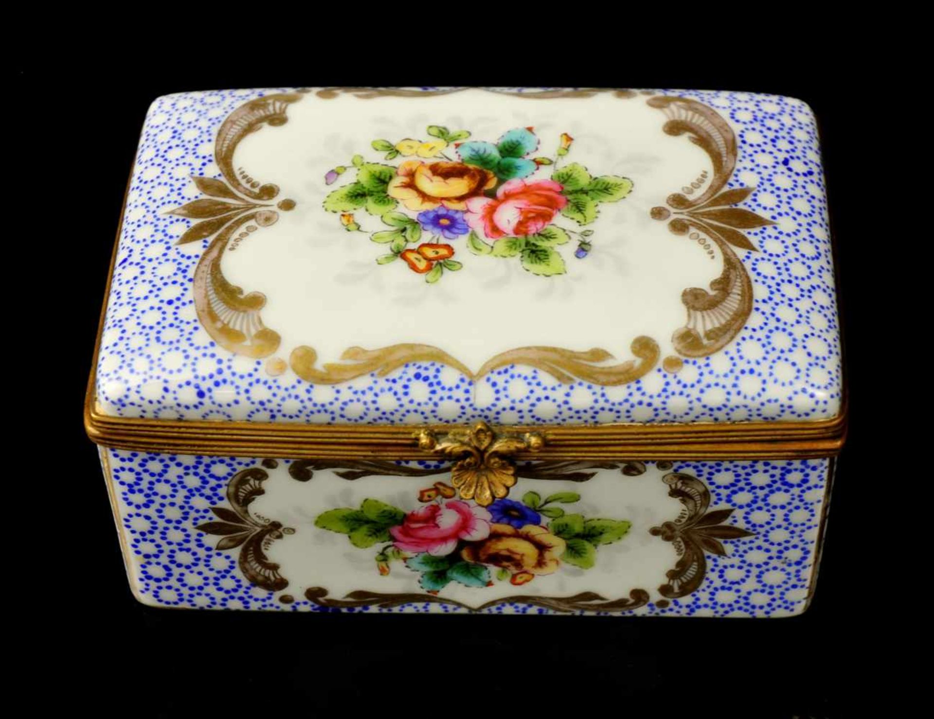 GERMANY, MID-18TH CENTURY PORCELAIN SNUFF BOX WITH GILT BRONZE MOUNTS, HAND PAINTED DECORATION.