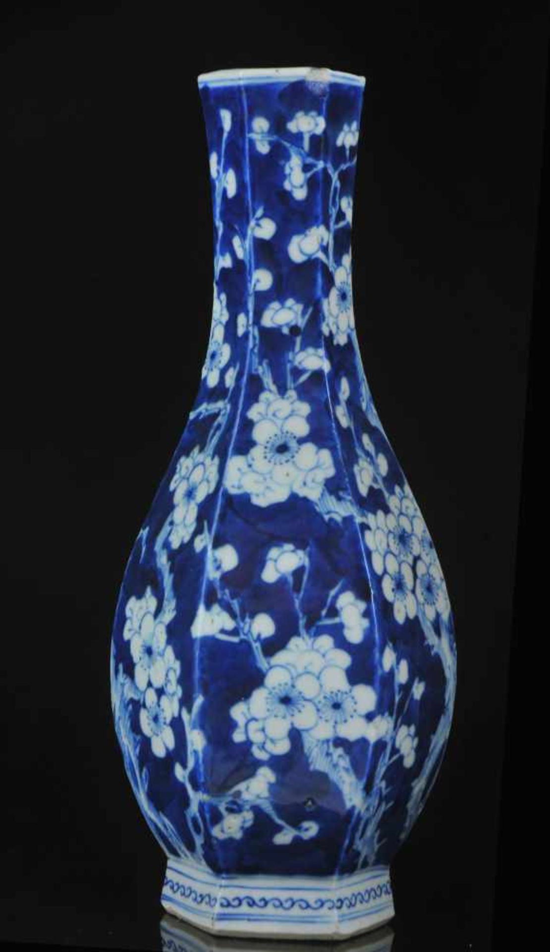 A CHINESE BLUE AND WHITE PORCELAIN HEXAGONAL VASE WITH QIANLONG APOCRYPHAL REIGN MARK, LATE QING, - Bild 7 aus 14