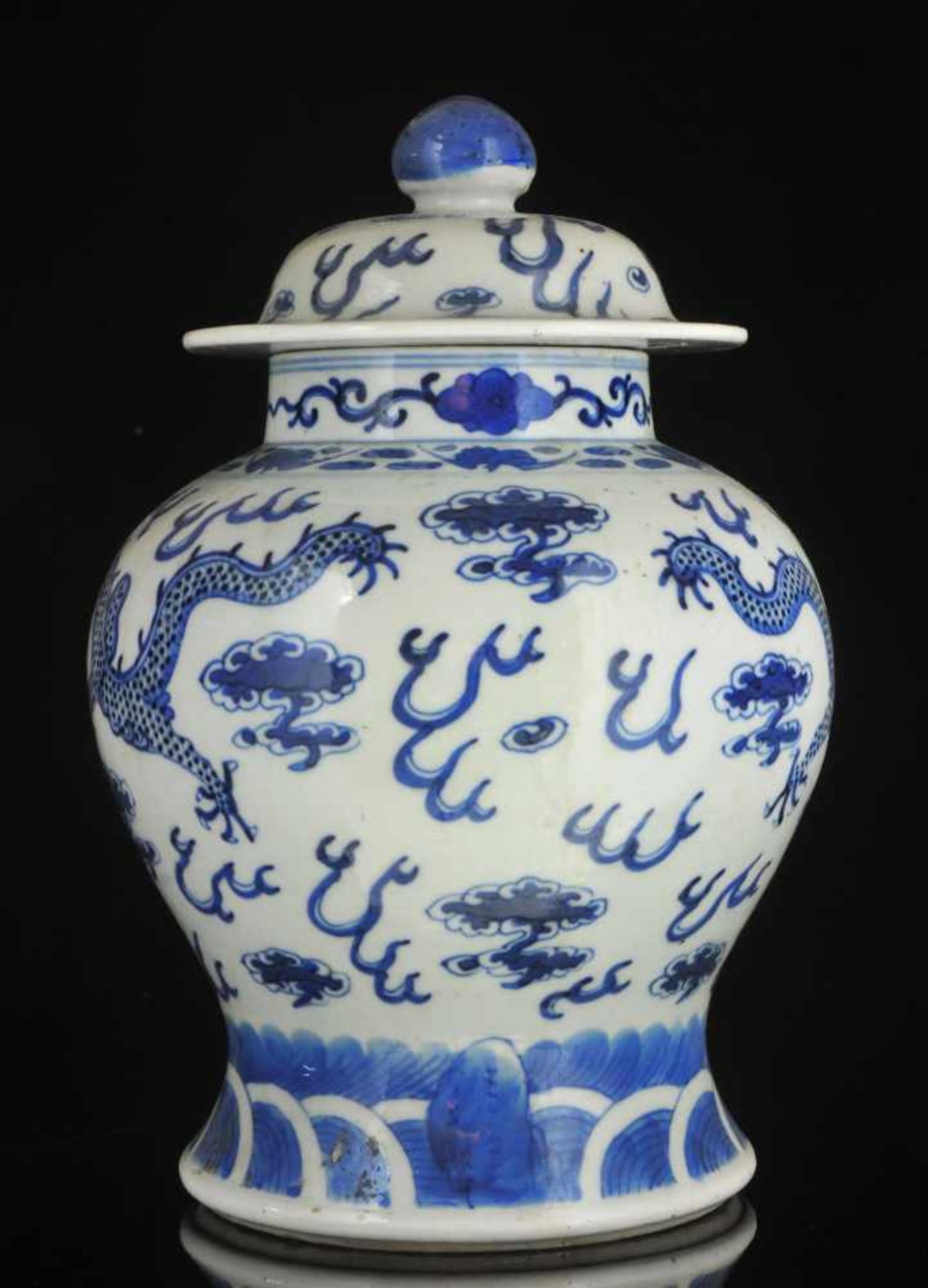 A CHINESE BLUE AND WHITE “DRAGON” JAR AND COVER, QING DYNASTY, GUANGXU PERIOD, LATE 19TH CENTURY, - Bild 5 aus 10