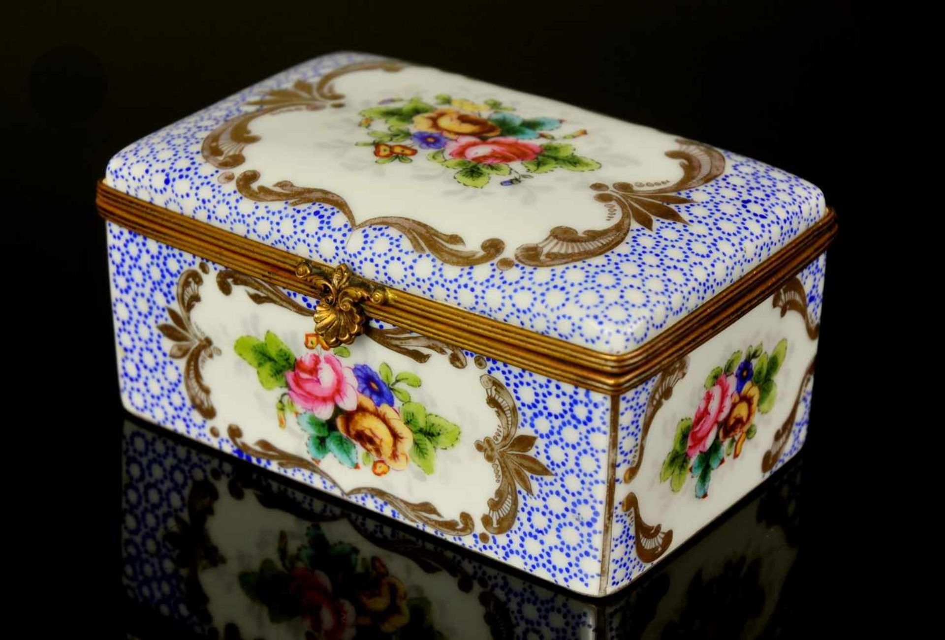 GERMANY, MID-18TH CENTURY PORCELAIN SNUFF BOX WITH GILT BRONZE MOUNTS, HAND PAINTED DECORATION. - Bild 3 aus 8