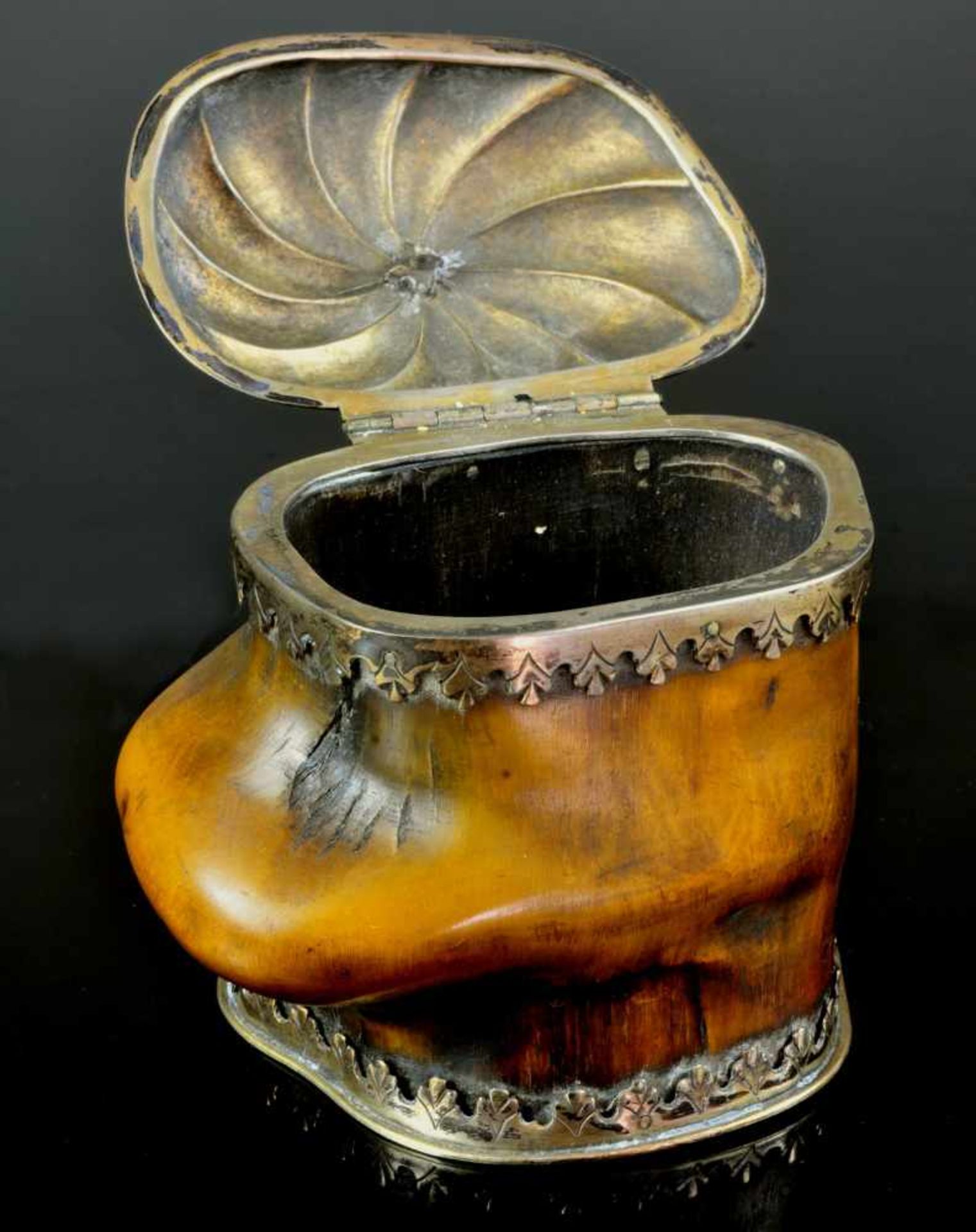 A GERMAN SILVER MOUNTED SNUFF BOX OF STEINBOCK HORN, MID TO LATE 18TH CENTURY.Origin: Germany, - Bild 10 aus 11