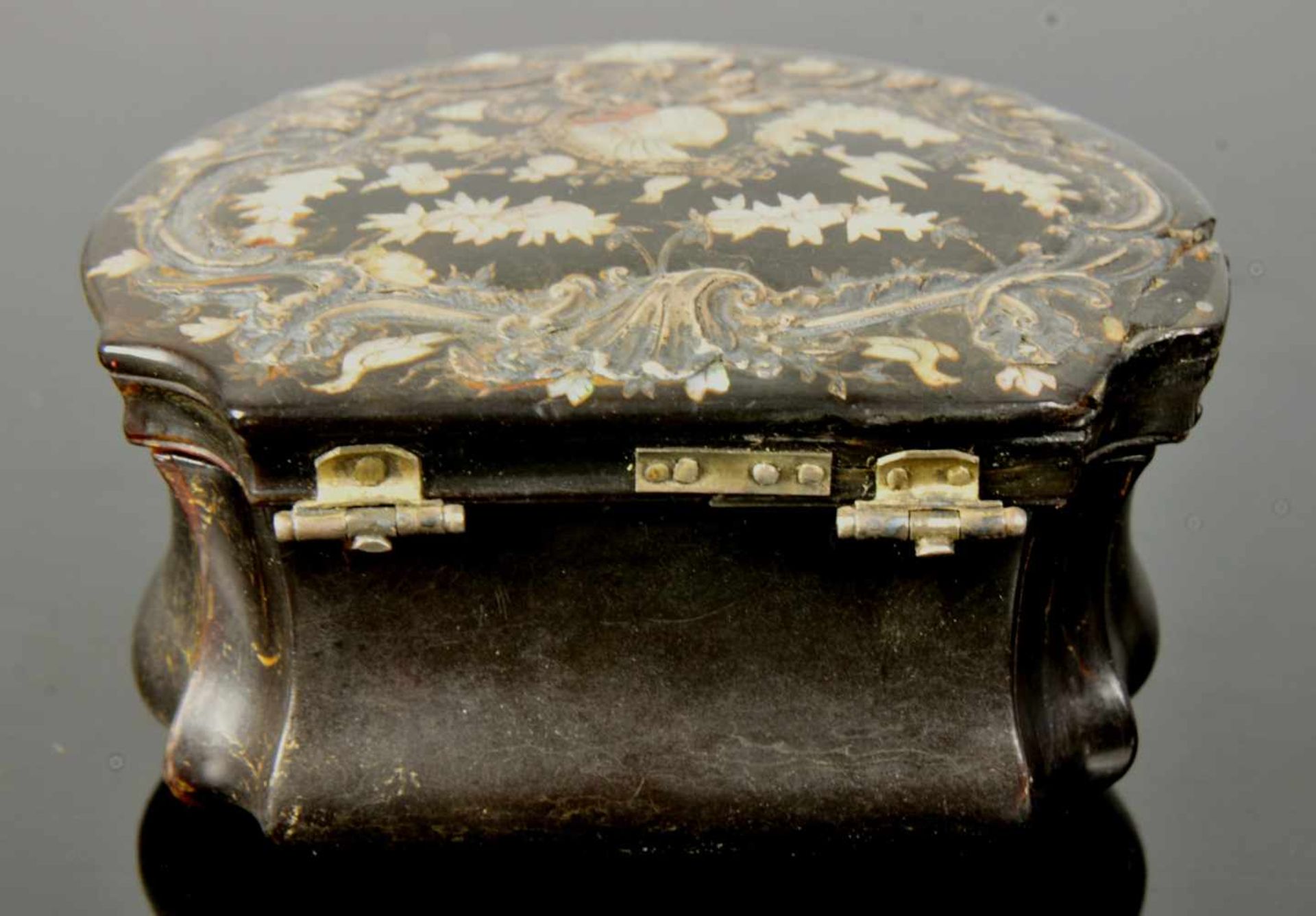 AN EARLY 18TH CENTURY TORTOISESHELL SNUFF BOX INLAID WITH MOTHER-OF-PEARL, WESTERN EUROPE.Origin: - Bild 9 aus 11