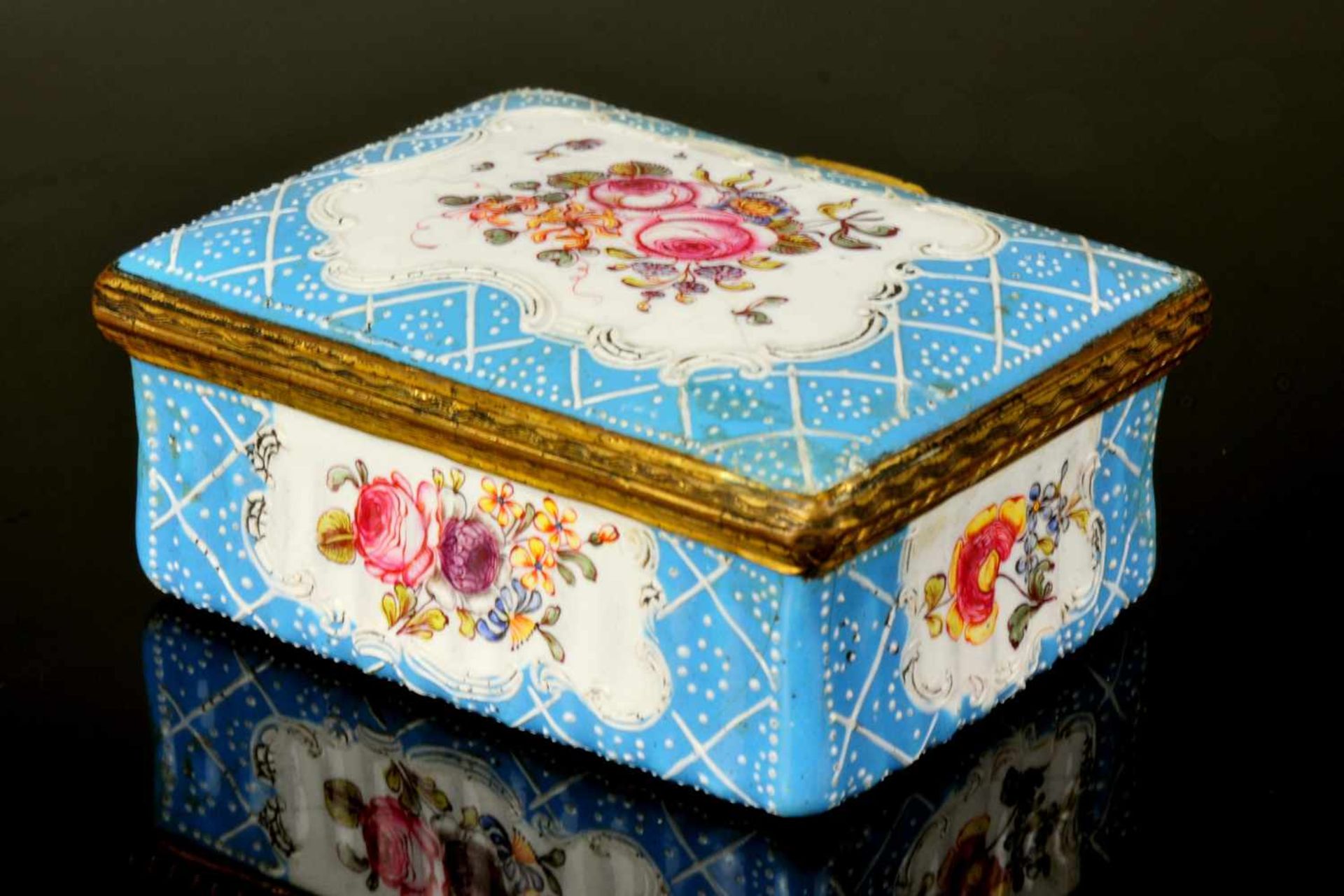 GERMANY, SMALL MID-18TH CENTURY ENAMEL SNUFF BOX WITH GILT BRONZE MOUNTS, HAND PAINTED DECORATION. - Bild 4 aus 10