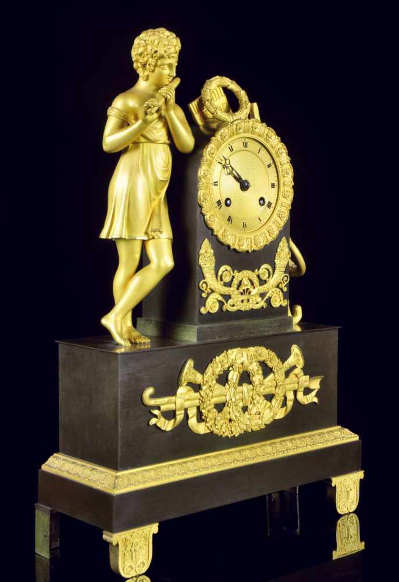 A GILT AND PATINATED BRONZE FIGURAL CLOCK, EMPIRE / RESTORATION PERIOD, FRANCE 1820-1825Origin: - Bild 4 aus 11