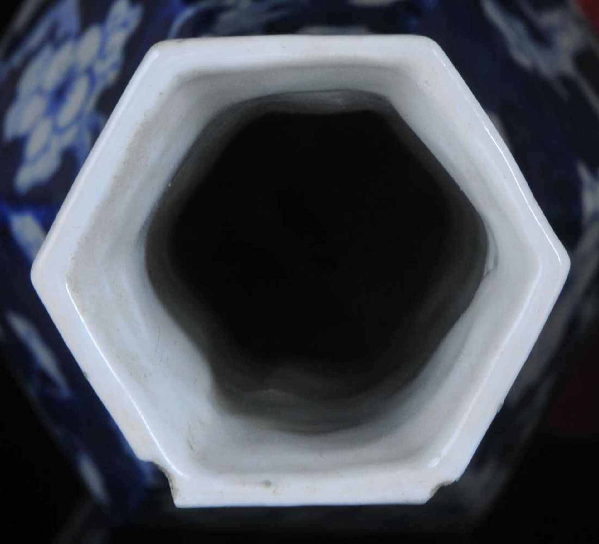 A CHINESE BLUE AND WHITE PORCELAIN HEXAGONAL VASE WITH QIANLONG APOCRYPHAL REIGN MARK, LATE QING, - Bild 12 aus 14