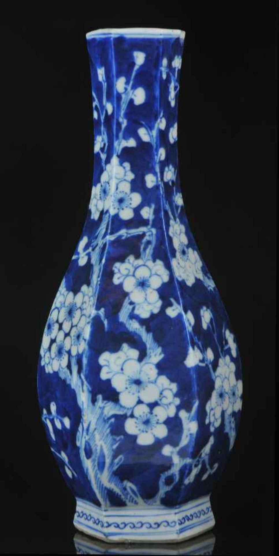 A CHINESE BLUE AND WHITE PORCELAIN HEXAGONAL VASE WITH QIANLONG APOCRYPHAL REIGN MARK, LATE QING, - Bild 8 aus 14