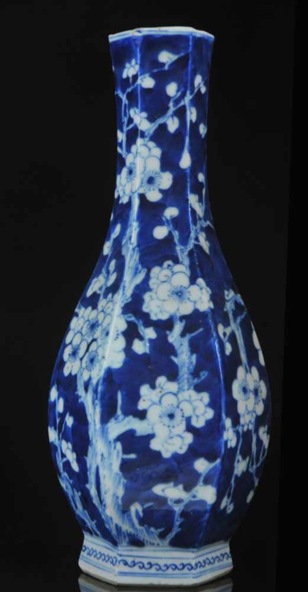 A CHINESE BLUE AND WHITE PORCELAIN HEXAGONAL VASE WITH QIANLONG APOCRYPHAL REIGN MARK, LATE QING, - Bild 11 aus 14