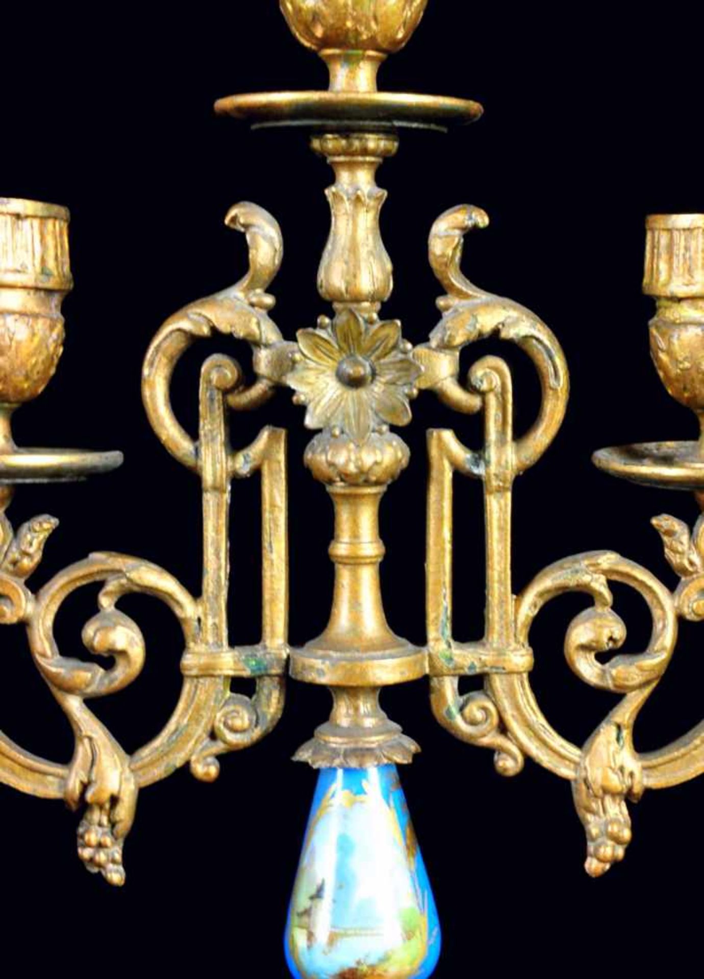 A GILT SPELTER AND SEVRES STYLE APPLIQUÉS CHIMNEY GARNITURE CONSISTING OF CLOCK, TWO CANDELABRAS AND - Bild 19 aus 20