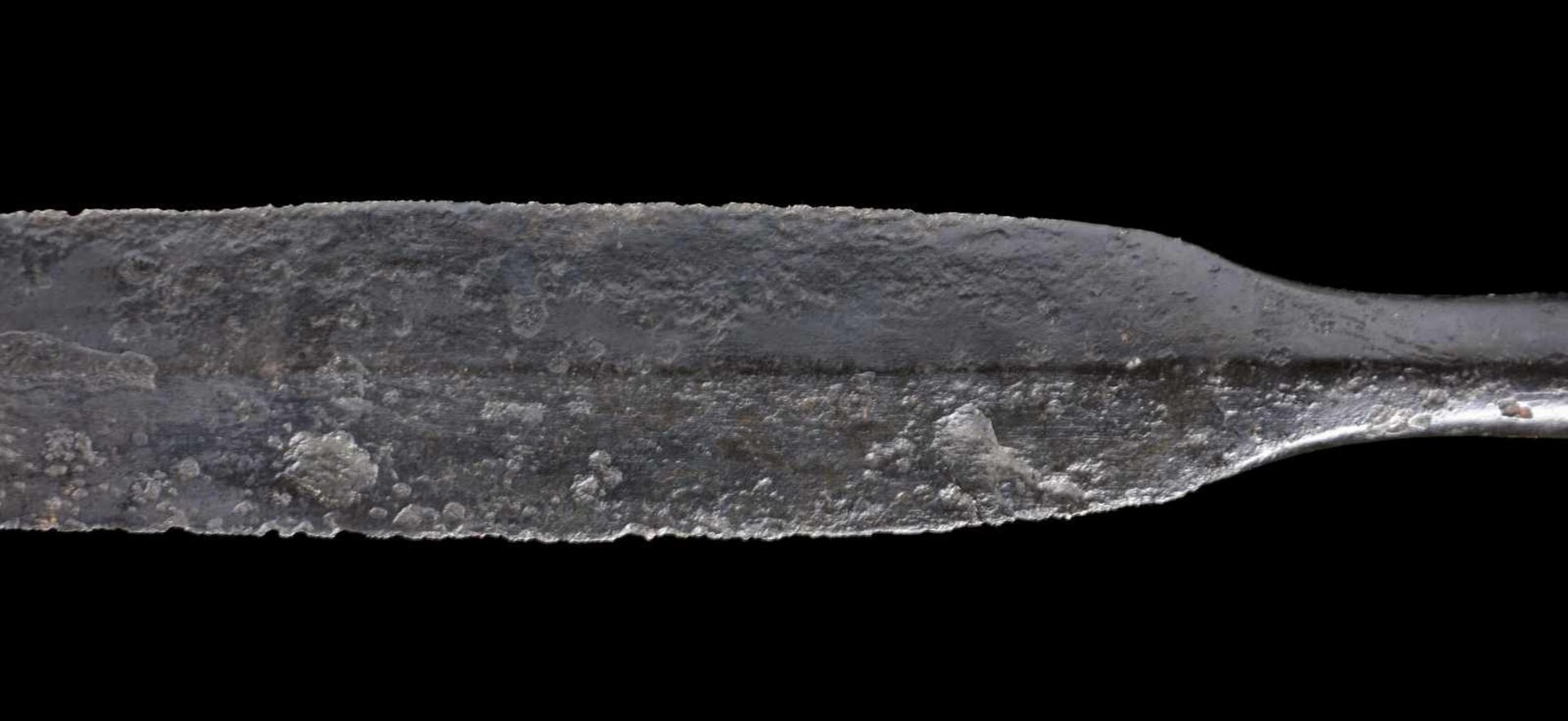 A LONG CELTIC SPEAR HEAD, 3RD – 2ND CENTURY B.C.Origin: Celtic area of Europe, 3rd – 2nd century B. - Bild 6 aus 11