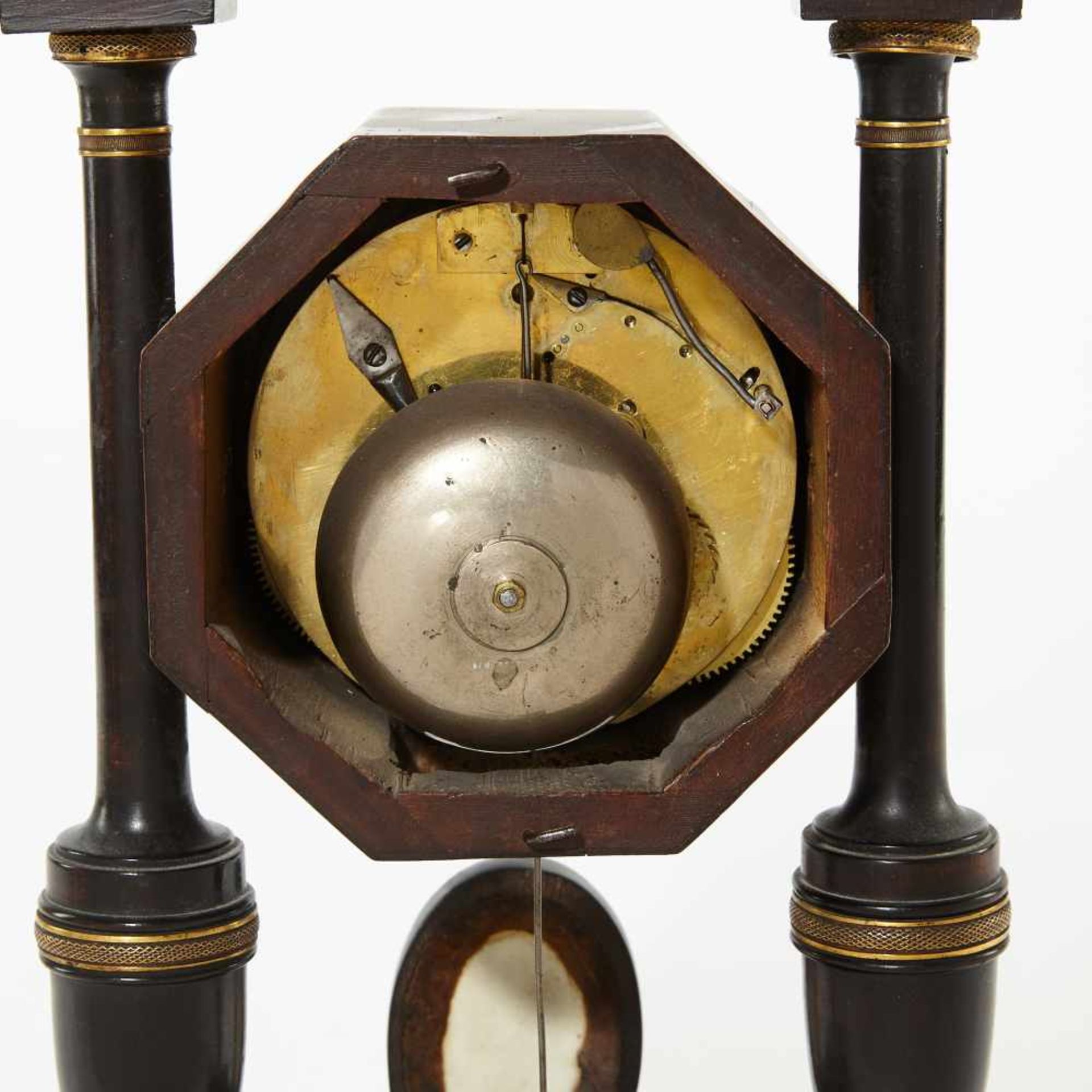 AN AUSTRIAN EMPIRE / BIEDERMEIER MANTEL CLOCK, MAHOGANY VENEERED WITH GILT BRONZE MOUNTS. AUSTRIA, - Bild 4 aus 6