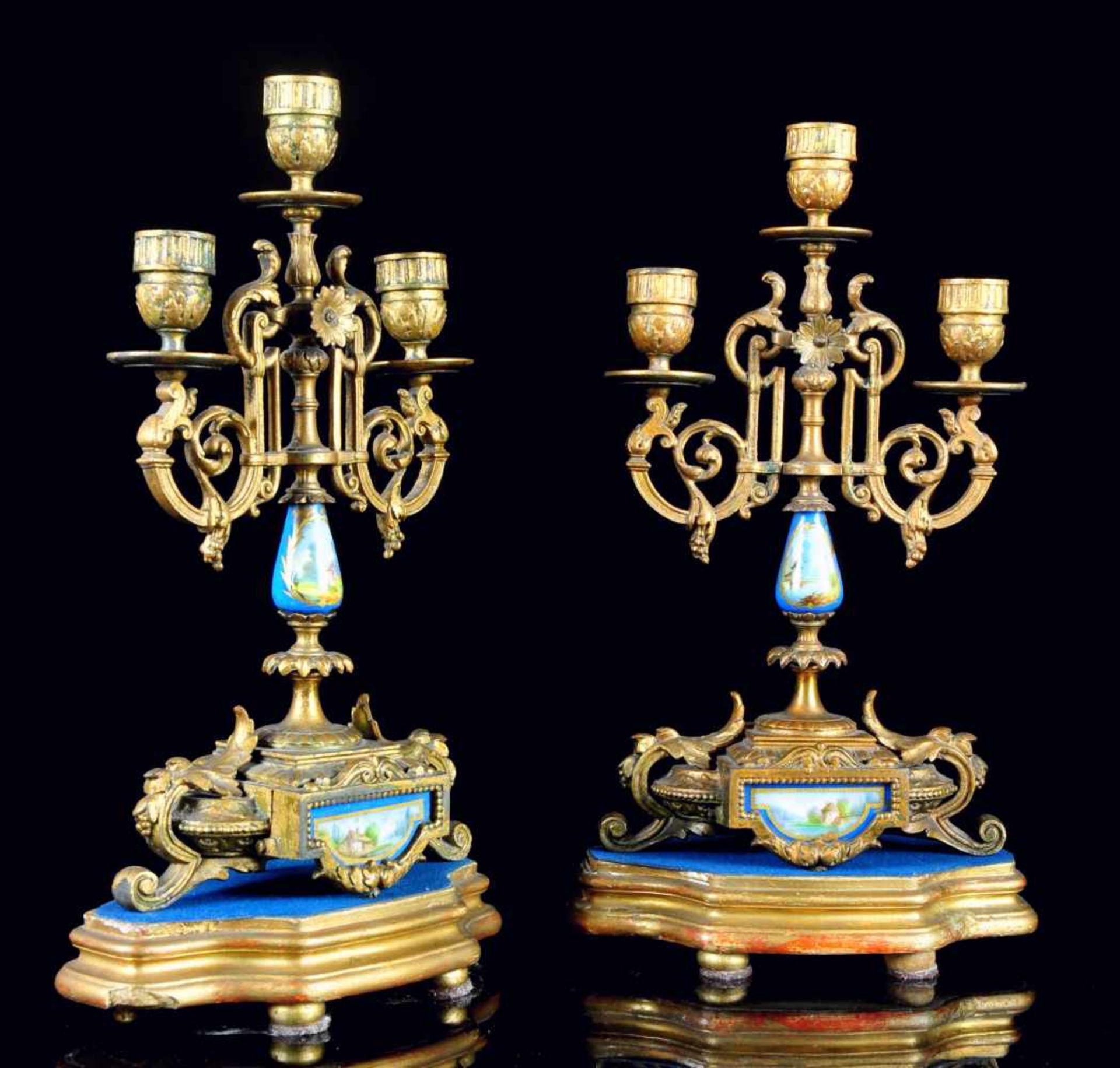 A GILT SPELTER AND SEVRES STYLE APPLIQUÉS CHIMNEY GARNITURE CONSISTING OF CLOCK, TWO CANDELABRAS AND - Bild 17 aus 20