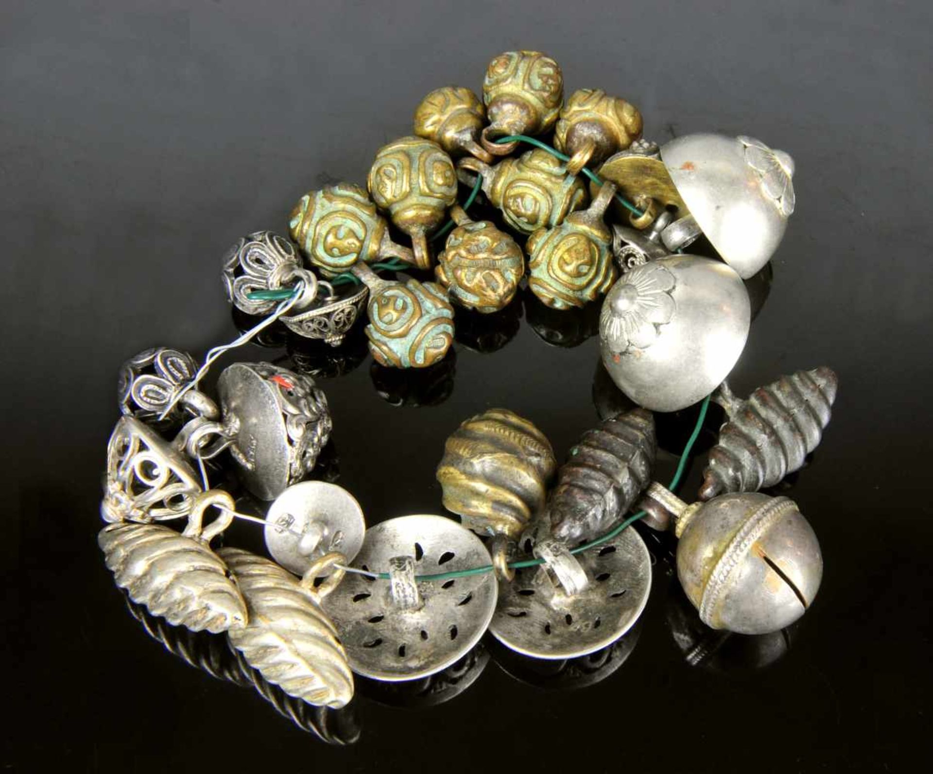 SMALL COLLECTION OF SILVER AND BRONZE BUTTONS. CENTRAL EUROPE (POLAND, HUNGARY?), 17/18TH C. GUZY - Bild 2 aus 2