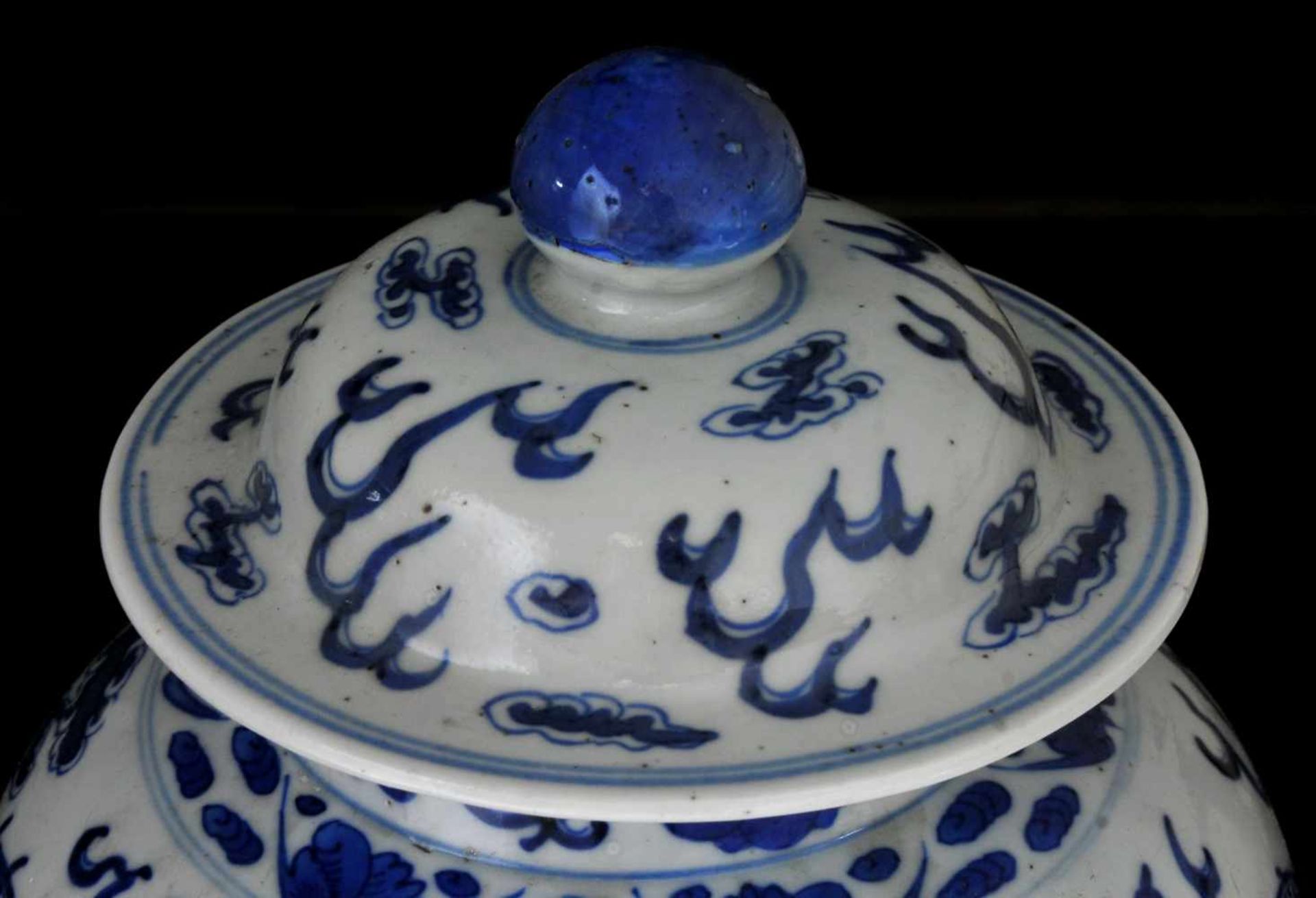 A CHINESE BLUE AND WHITE “DRAGON” JAR AND COVER, QING DYNASTY, GUANGXU PERIOD, LATE 19TH CENTURY, - Bild 2 aus 10