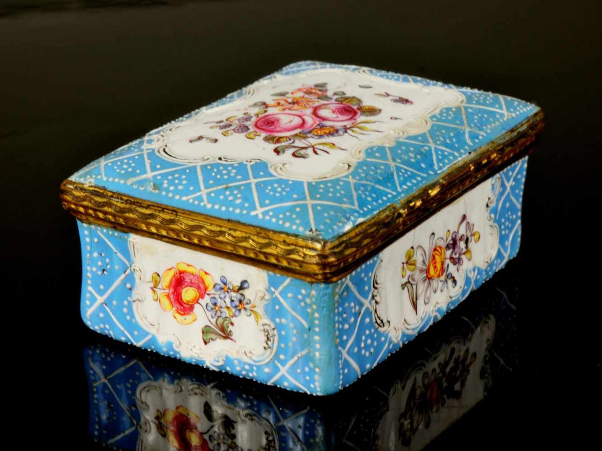 GERMANY, SMALL MID-18TH CENTURY ENAMEL SNUFF BOX WITH GILT BRONZE MOUNTS, HAND PAINTED DECORATION. - Bild 3 aus 10