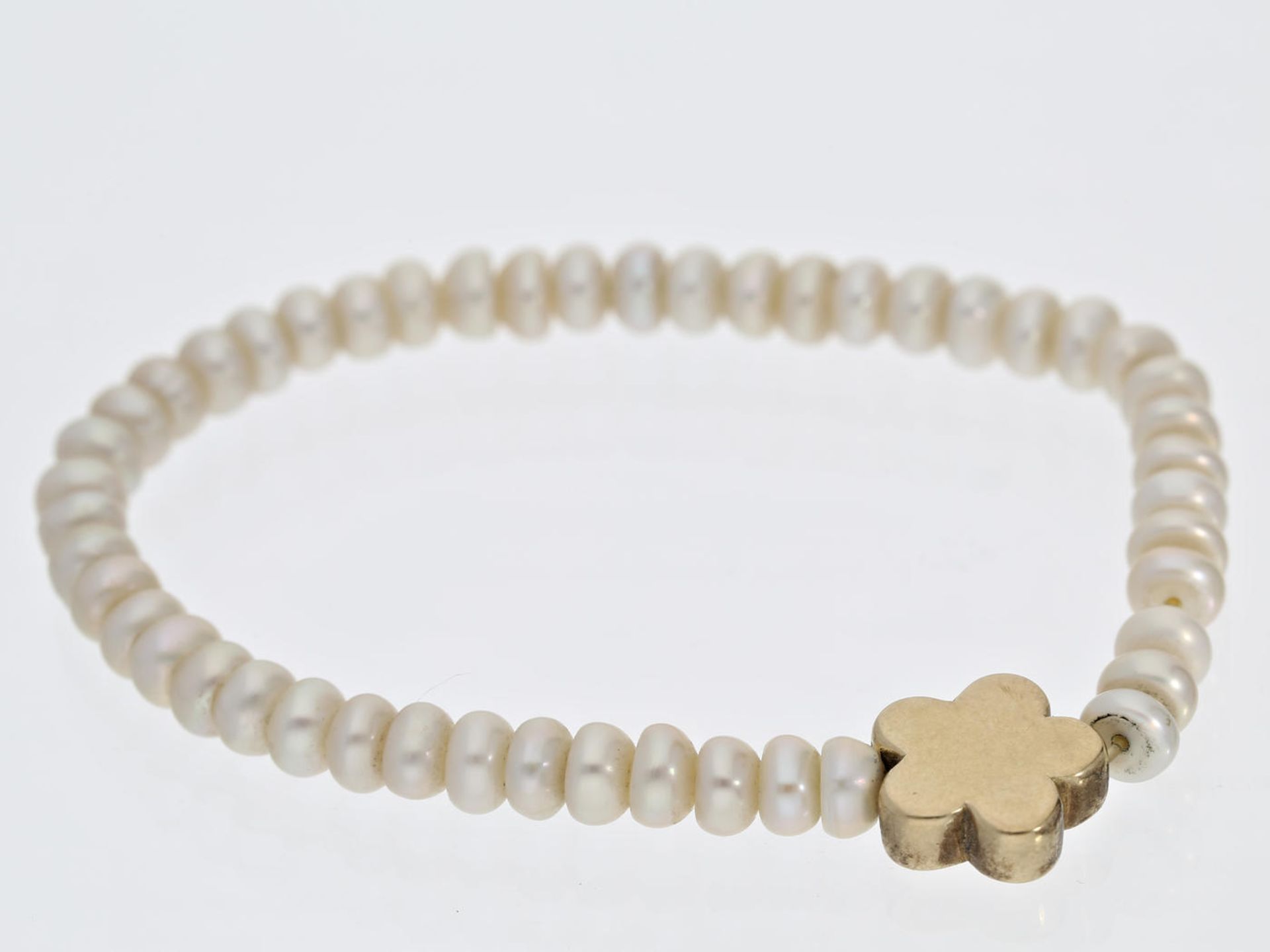 Armband: Perlenarmband mit 18K Goldelement Ca. Ø55mm, linsenförmige Perlen von ca. Ø5mm, flexibles