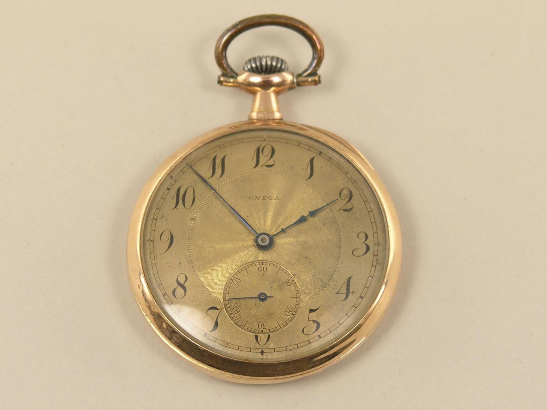 Taschenuhr: goldene Herrentaschenuhr von Omega aus der Zeit des Jugendstils Ca. Ø46mm, ca. 66,5g,