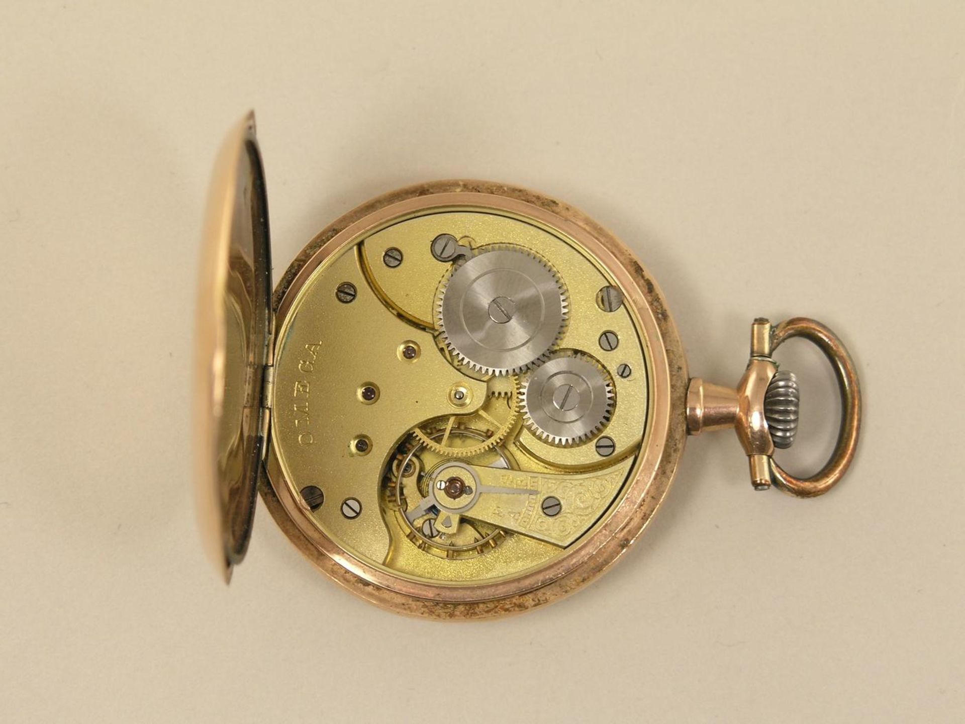 Taschenuhr: goldene Herrentaschenuhr von Omega aus der Zeit des Jugendstils Ca. Ø46mm, ca. 66,5g, - Bild 2 aus 2