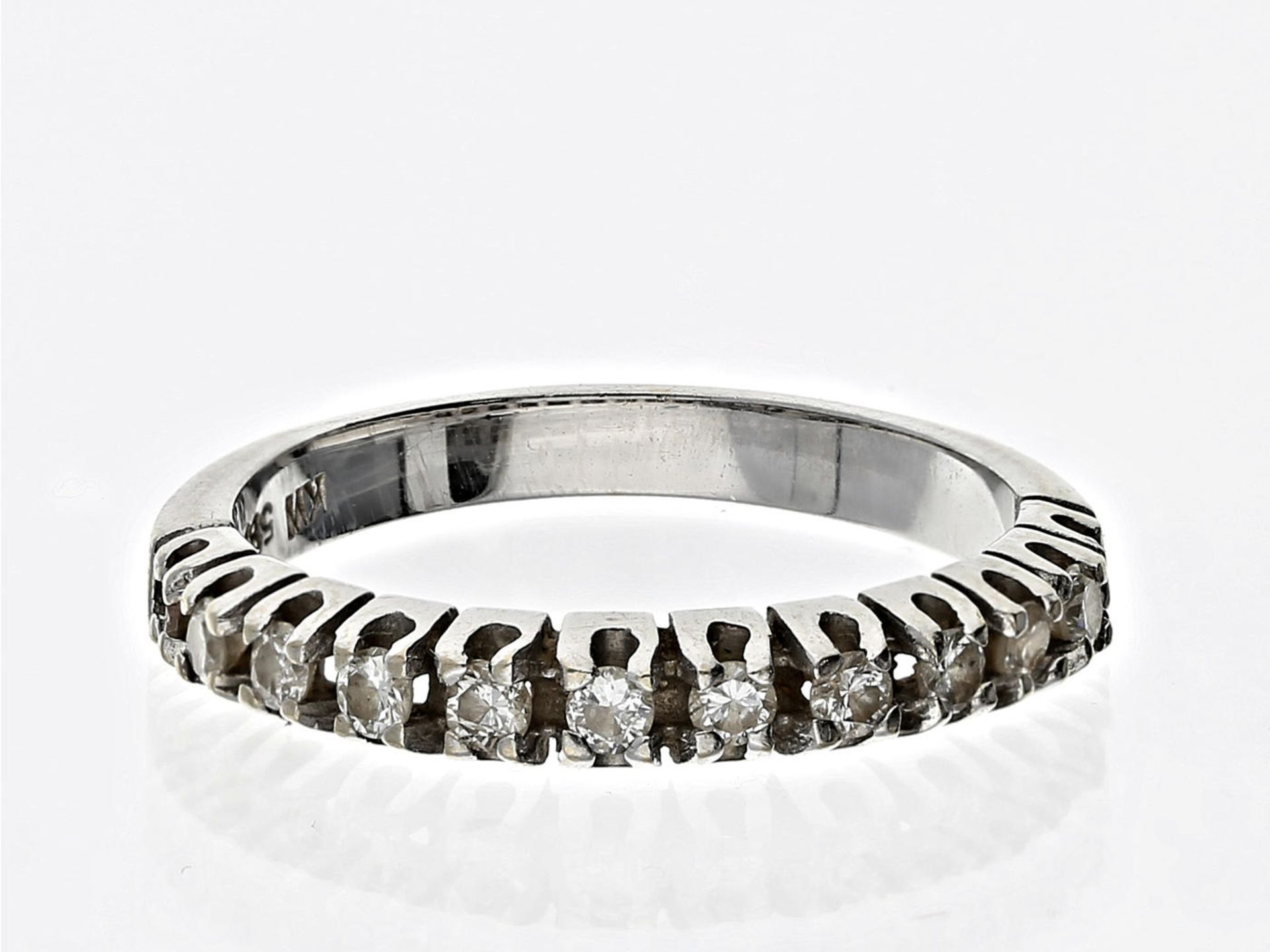 Ring: zierlicher Goldschmiedering, Halbmemoire-Brillantring, ca. 0,12ct Ca. Ø16,5mm, RG52, ca. 2,3g,