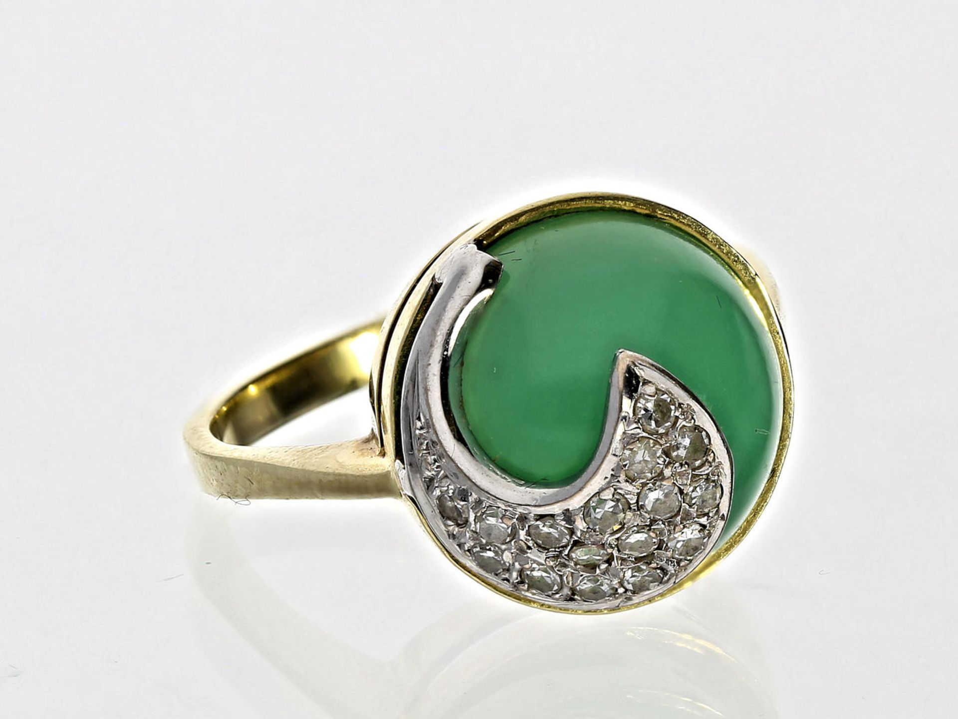 Ring: außergewöhnlicher vintage Chrysoprasring mit kleinen Diamanten Ca. Ø18mm, RG57, ca. 5,8g,