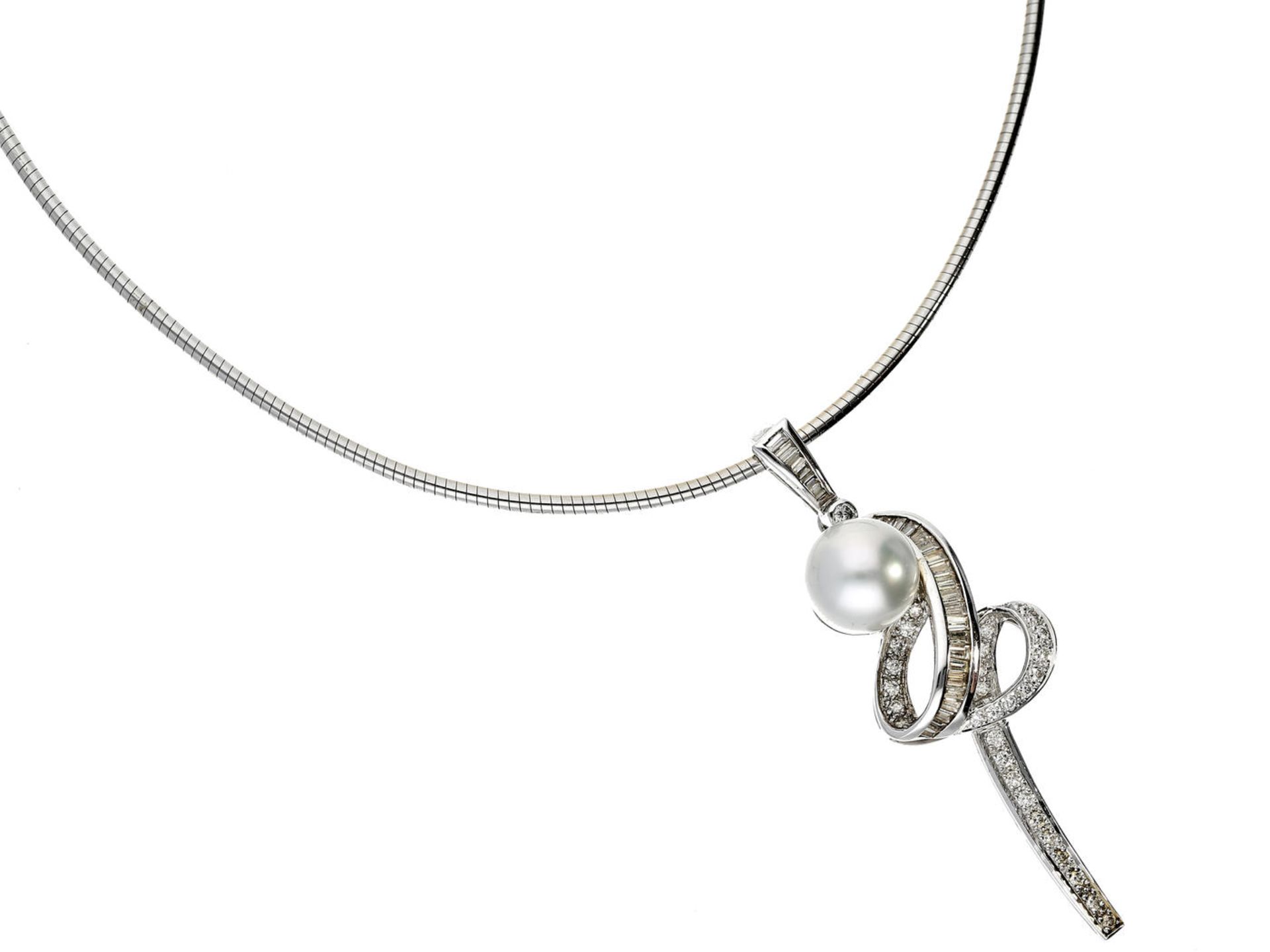Halsreif: feiner, hochwertiger Schlangenreif mit dekorativem Perlen/Diamantanhänger, 18K Weißgold