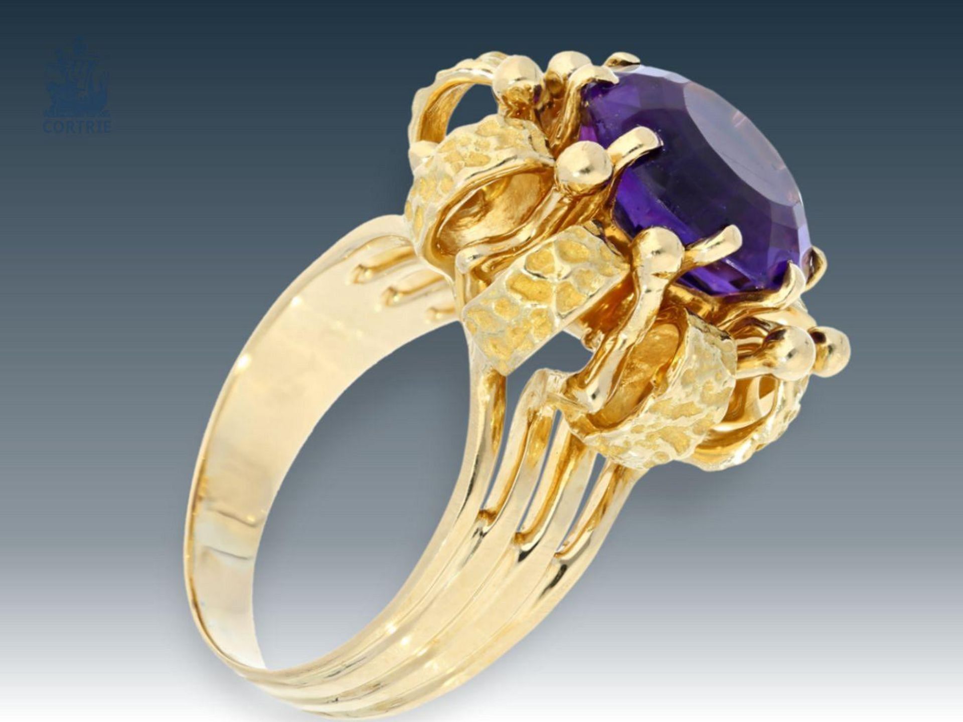 Ring: dekorativer, schwerer Goldschmiedering mit Amethyst, Handarbeit, um 1960 Ca. Ø17mm, RG53, - Bild 2 aus 2