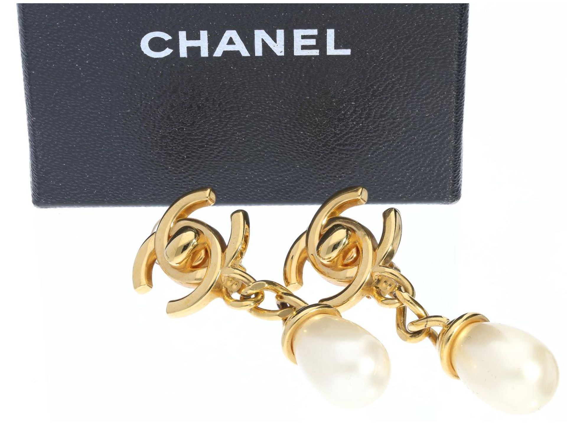 Ohrschmuck: dekorative Ohrclips von Chanel, mit Originalbox Ca. 51 × 19mm, ca. 19,2g, vergoldet,