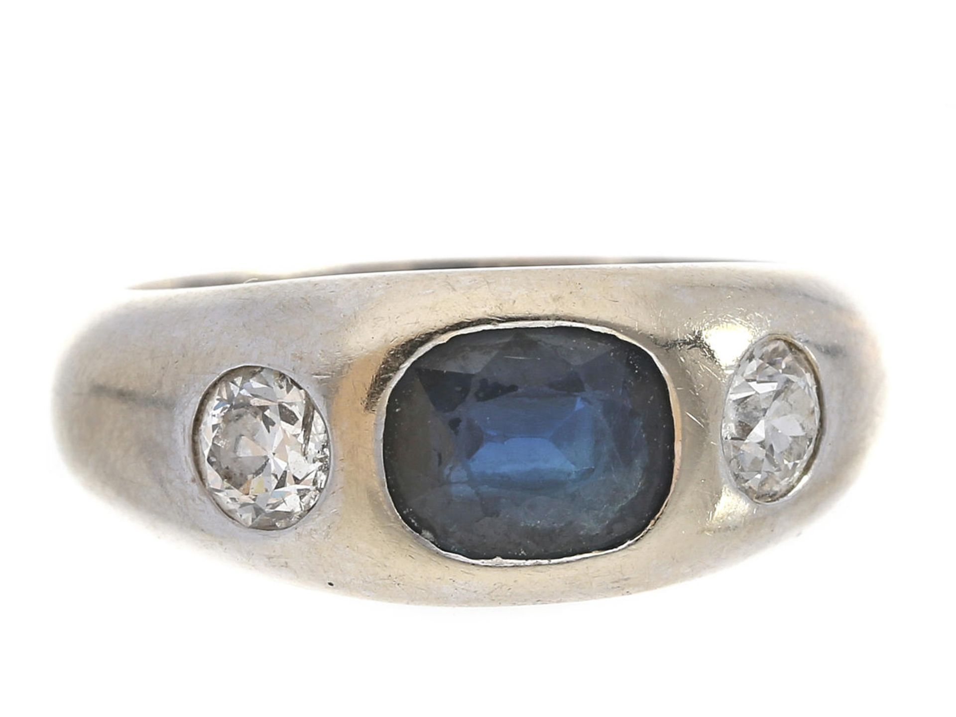 Ring: klassischer, massiver Bandring mit einem Saphir und 2 schönen Altschliffdiamanten, 18K