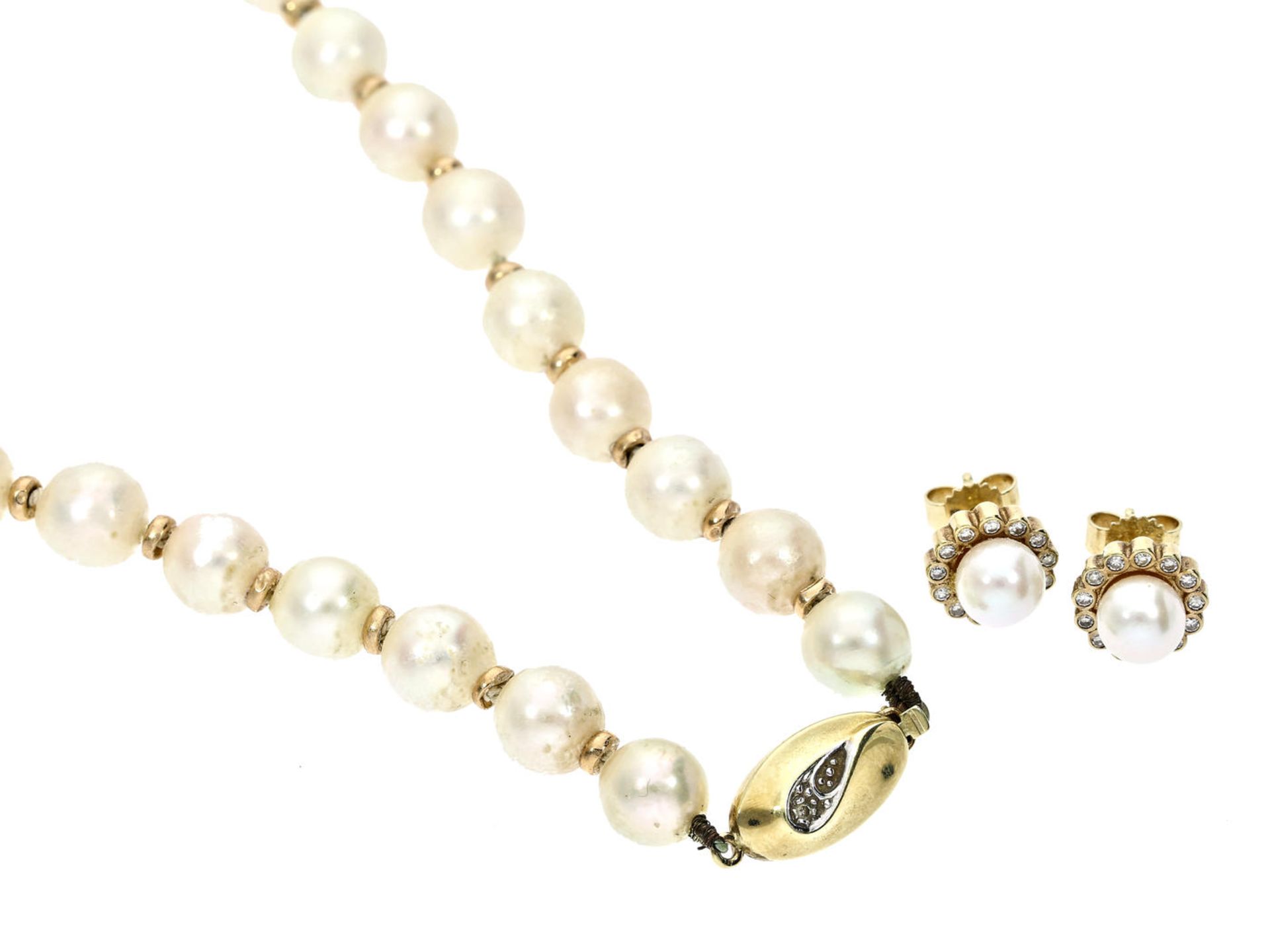 Kette/Ohrschmuck: dekorative Zuchtperlenkette mit 14K Goldschließe und passenden Diamant-Ohrsteckern