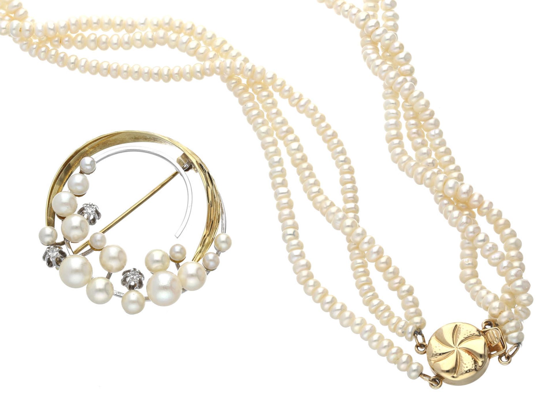Kette/Brosche: attraktive 3-reihige Perlenkette mit Goldschließe sowie dekorative vintage Diamant/
