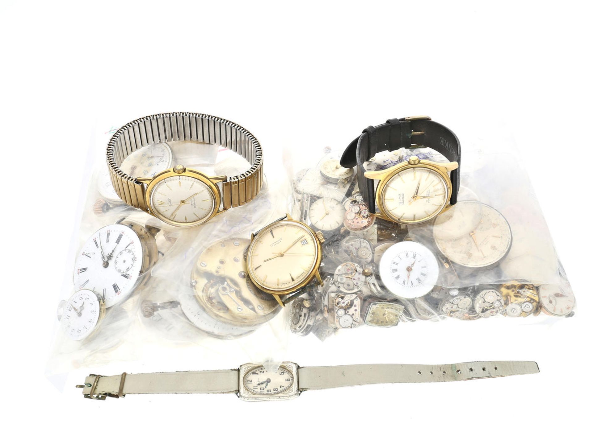 Armbanduhr/Taschenuhr/Uhrwerk: Partie Armbanduhren/Uhrwerke aus Uhrmacher-Nachlass 1. 4 vintage