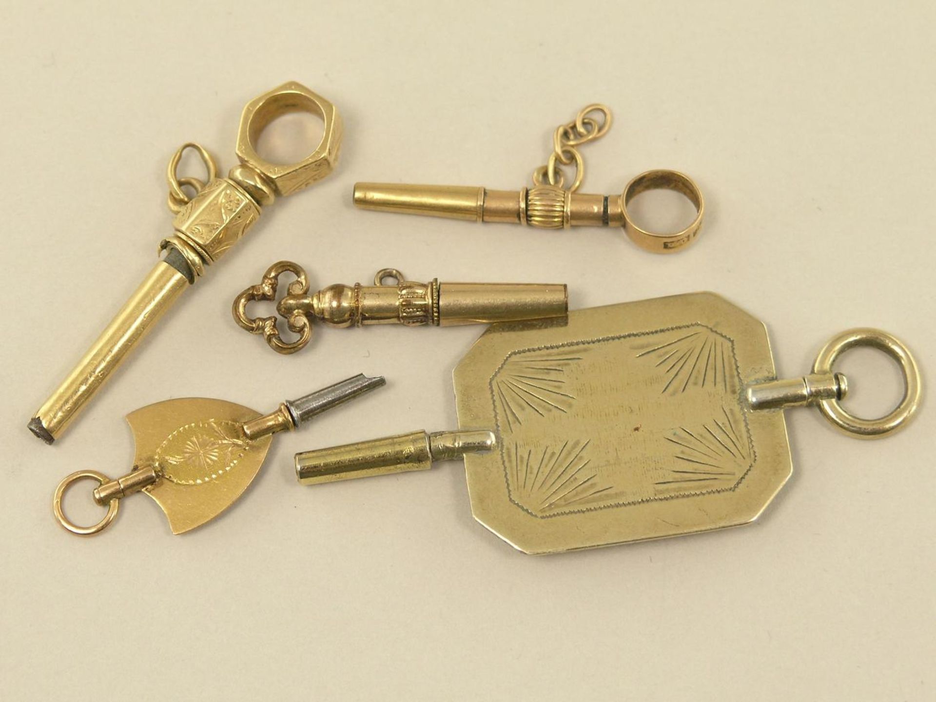 Taschenuhr: Konvolut von 5 außergewöhnlichen Spindeluhrenschlüsseln, überwiegend 18K Gold 5 Stück,