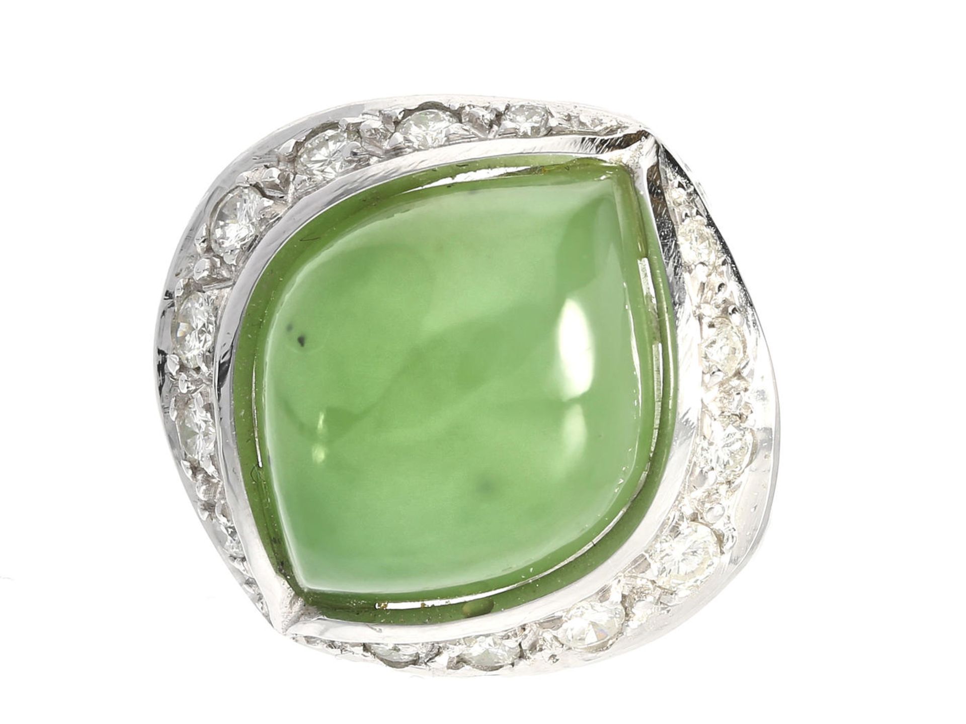 Ring: neuwertiger, sehr dekorativer vintage Damenring mit Jade und Brillantbesatz, NP ca.1.500€