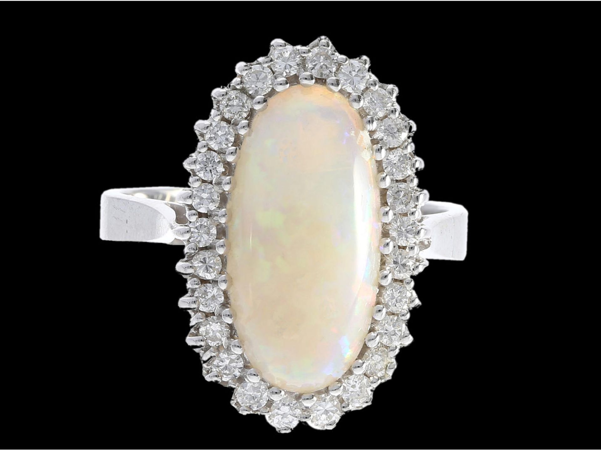 Ring: sehr dekorativer, weißgoldener vintage Damenring mit schönem Opal und Brillanten, ungetragen