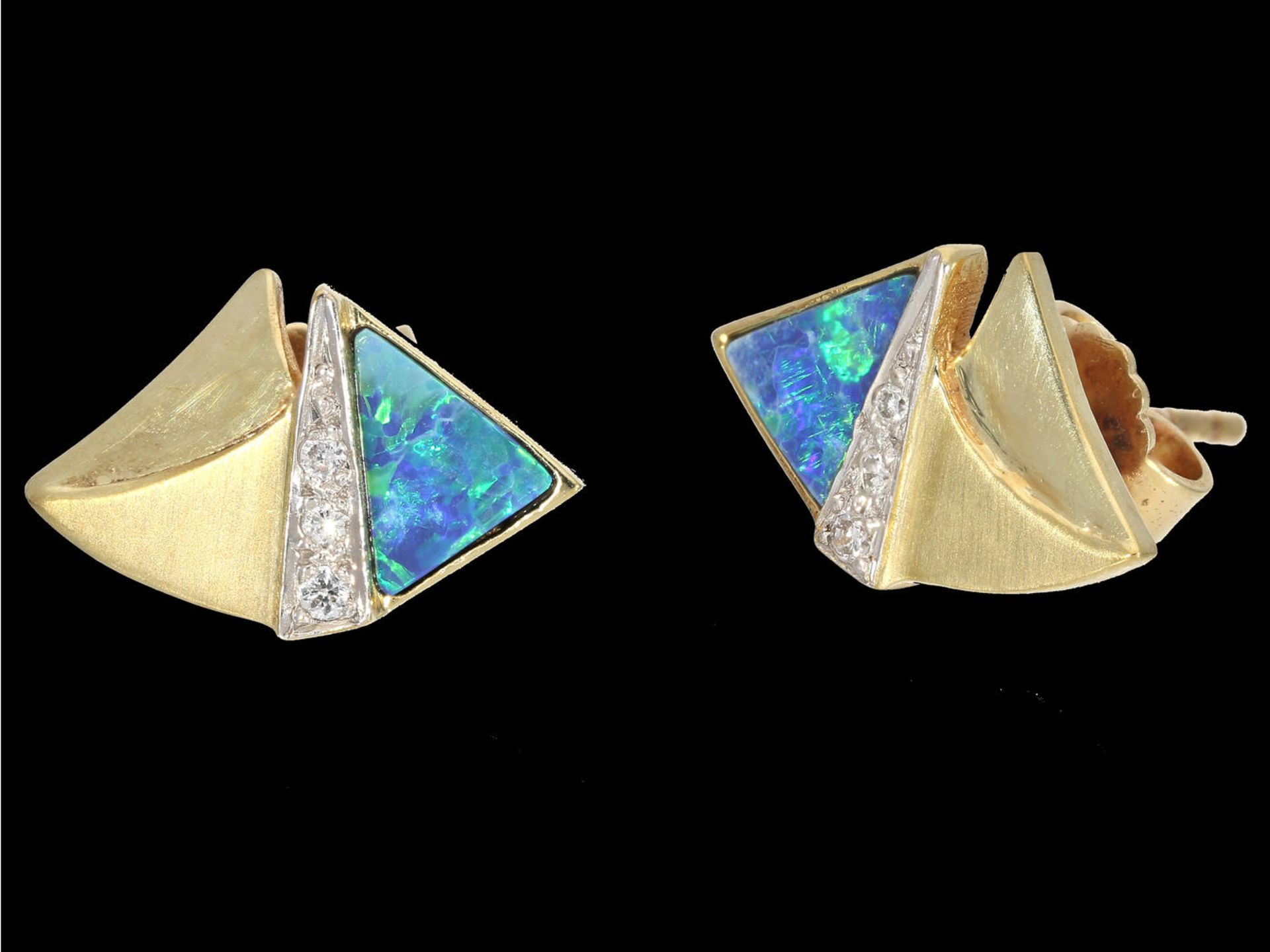 Ohrschmuck: attraktive und hochwertige Opal/Brillant-Ohrstecker, ungetragen aus Goldschmiede-