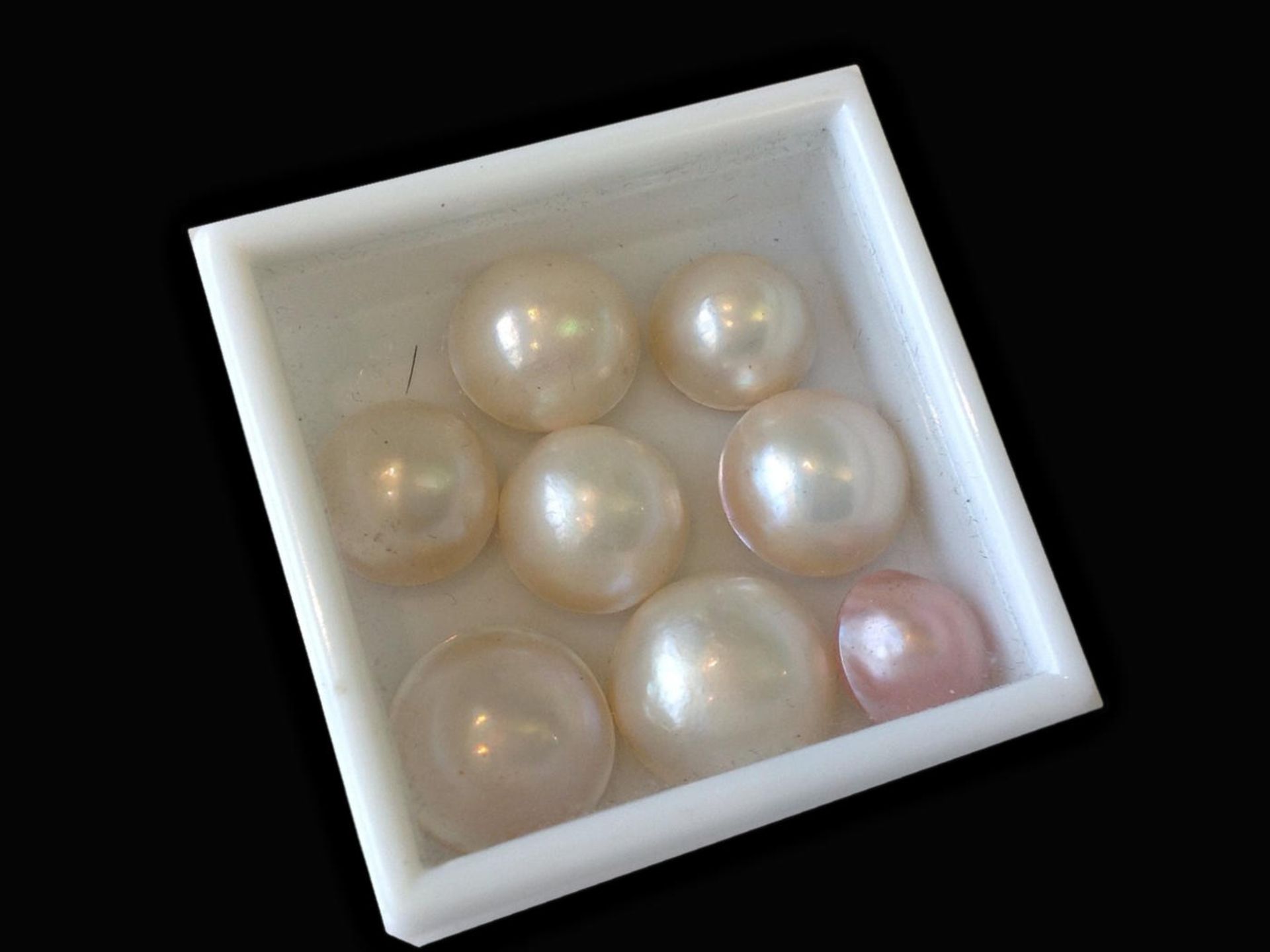 Steine: Konvolut Mabe-Perlen Bestehend aus insgesamt 8 Mabe-Perlen von ca. Ø13mm bis ca. Ø17mm,