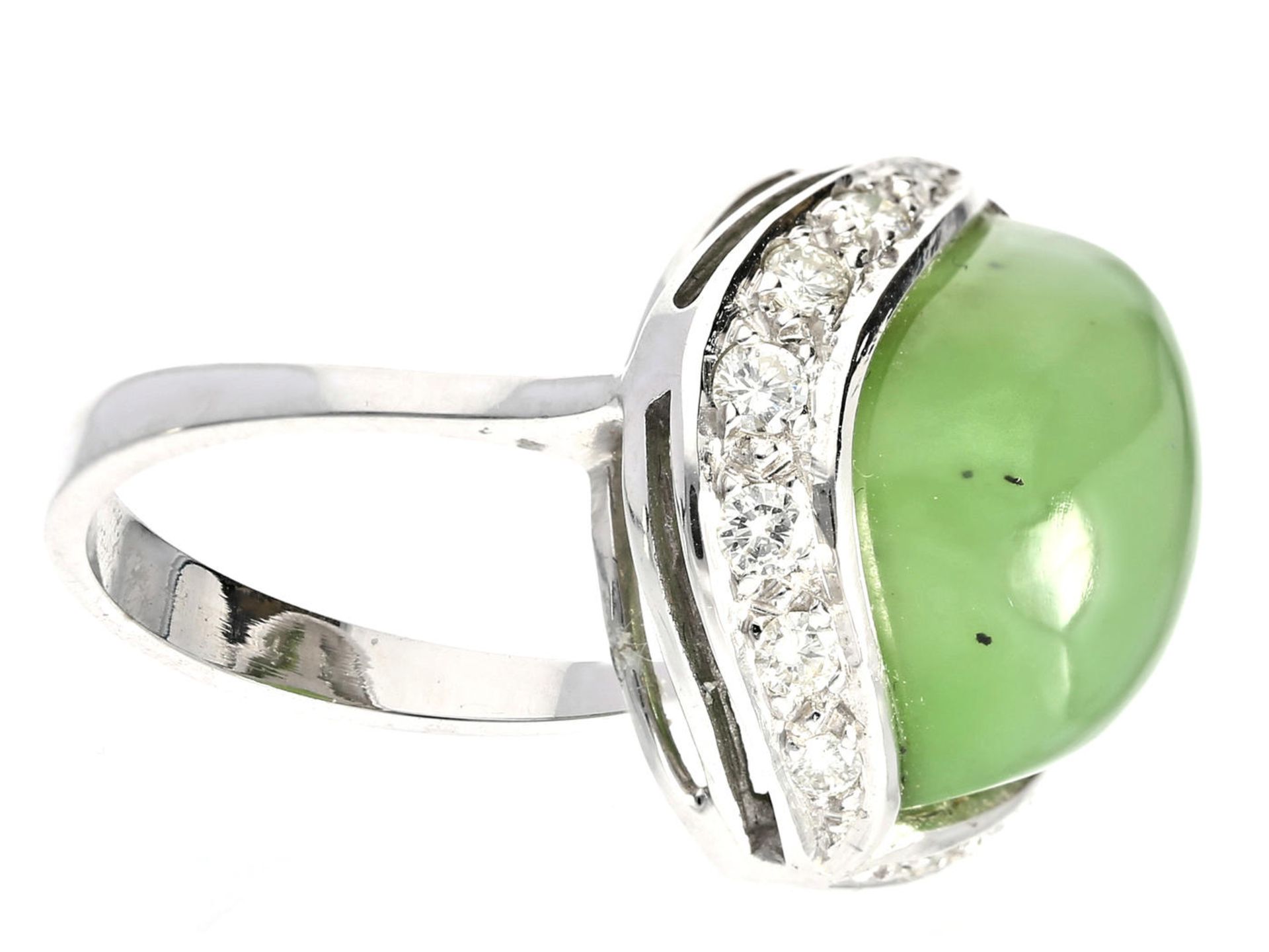 Ring: neuwertiger, sehr dekorativer vintage Damenring mit Jade und Brillantbesatz, NP ca.1.500€ - Bild 2 aus 2