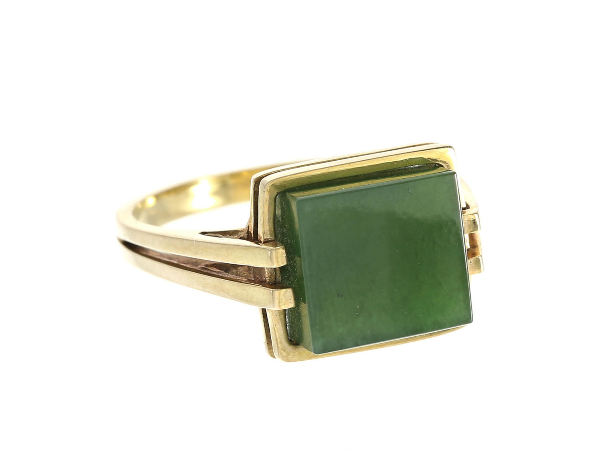 Ring: vintage Goldschmiedearbeit mit grünem Farbstein, vermutlich Jade Ca. Ø17mm, RG54, ca. 5,1g, 8K