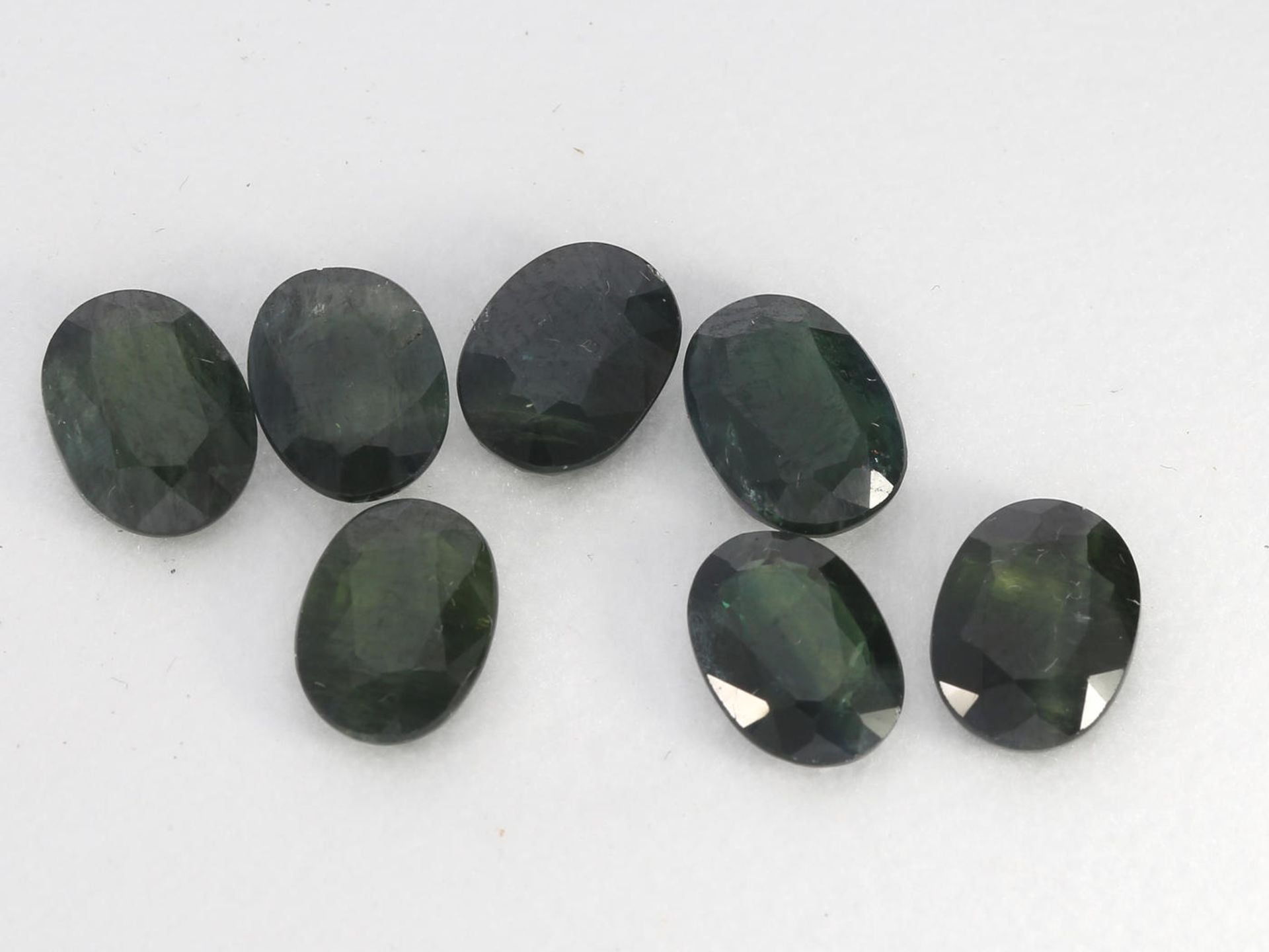 Steine: Konvolut grüner Saphire von zusammen 13,6ct Konvolut bestehend aus insgesamt 7 ovalen und